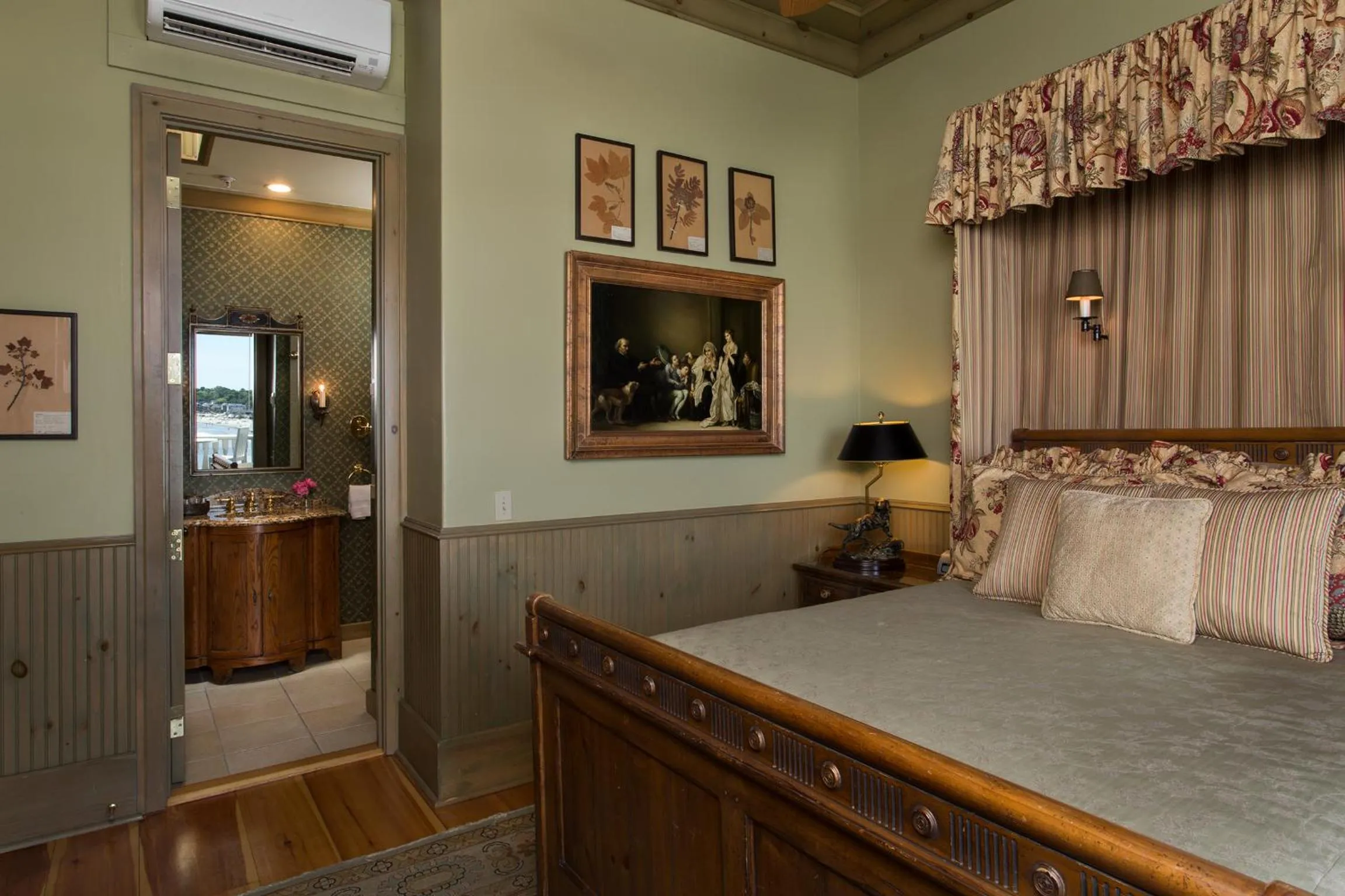 Bed in The Chanler at Cliff Walk