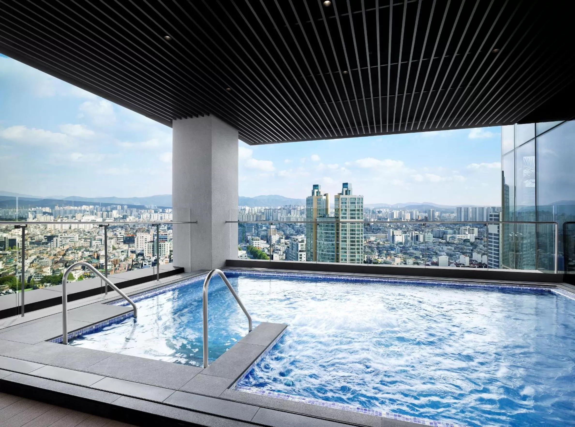 Swimming pool in Sofitel Ambassador Seoul Hotel & Serviced Residences