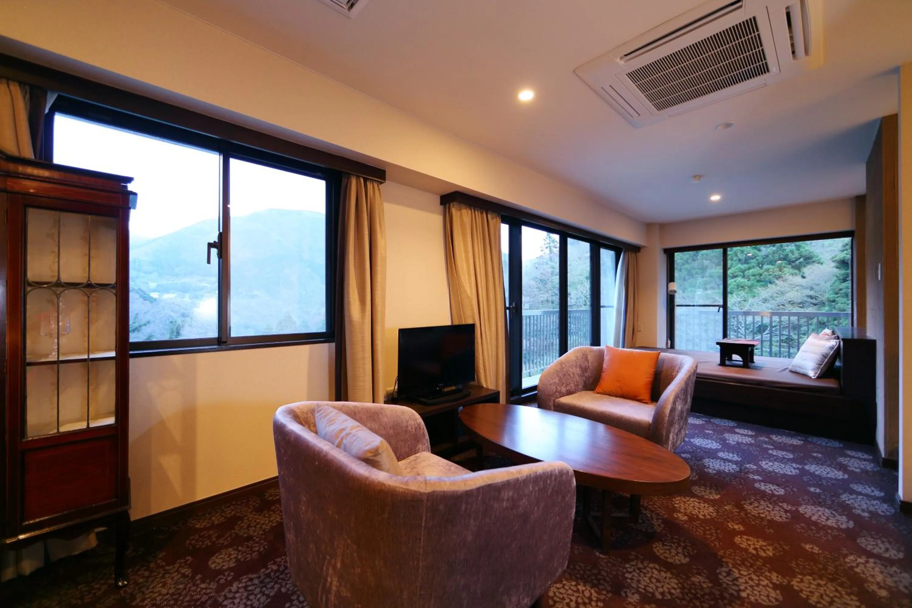 Bed, Seating Area in Art & Music Spa Resort Manatei Hakone