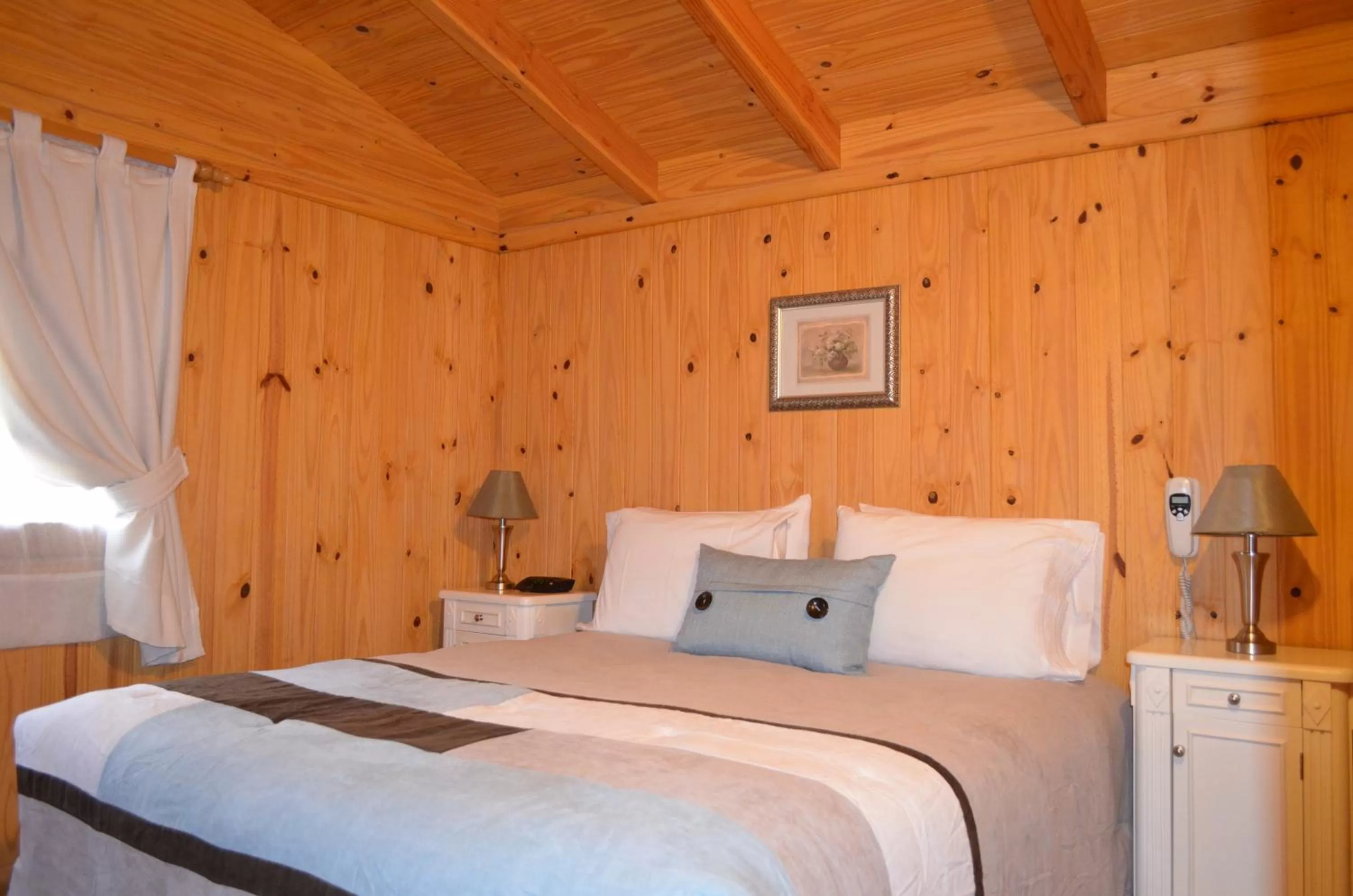 Photo of the whole room, Bed in Santa Monica Aparts