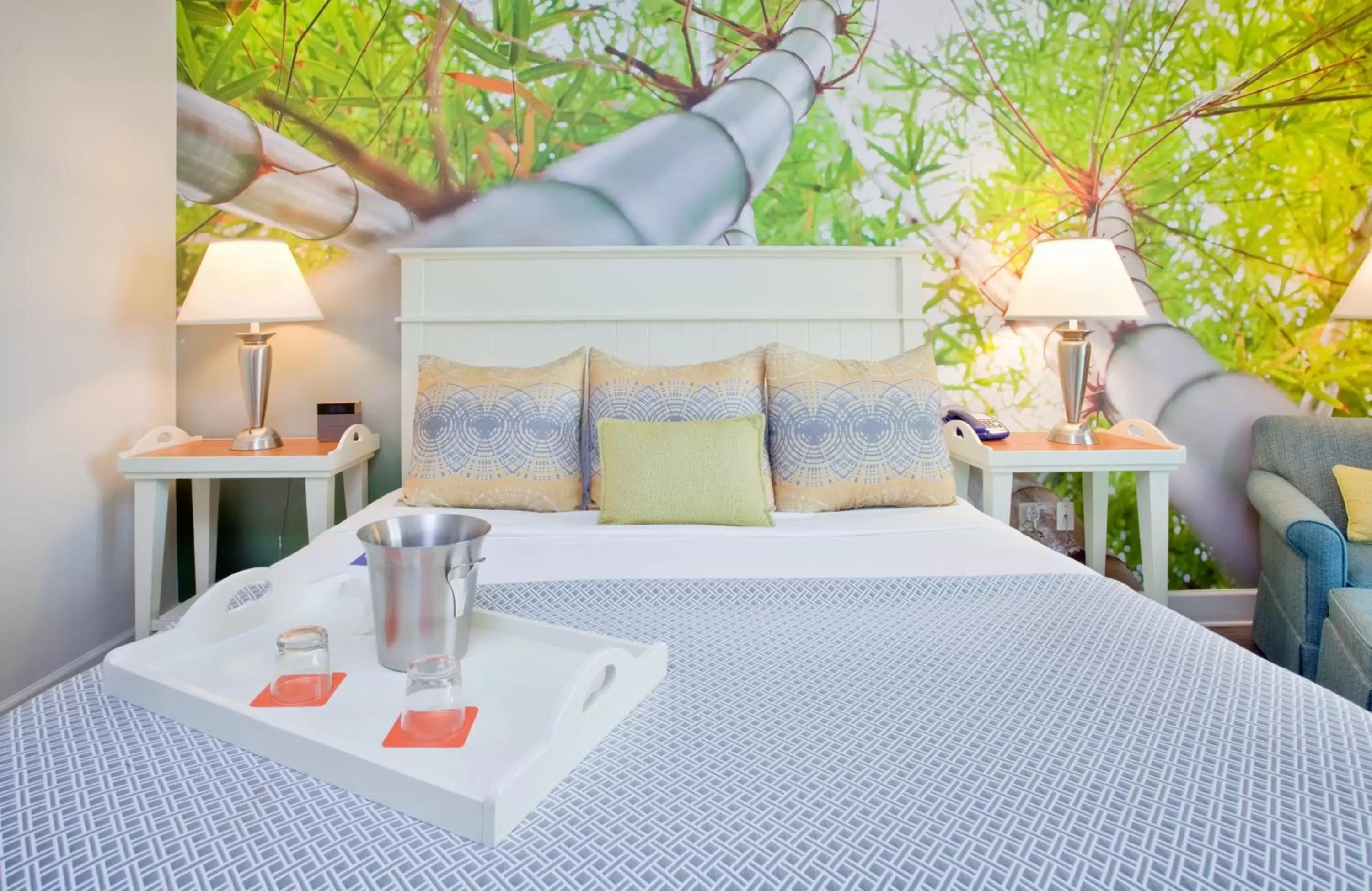 Photo of the whole room, Bed in Hotel Indigo - Sarasota, an IHG Hotel