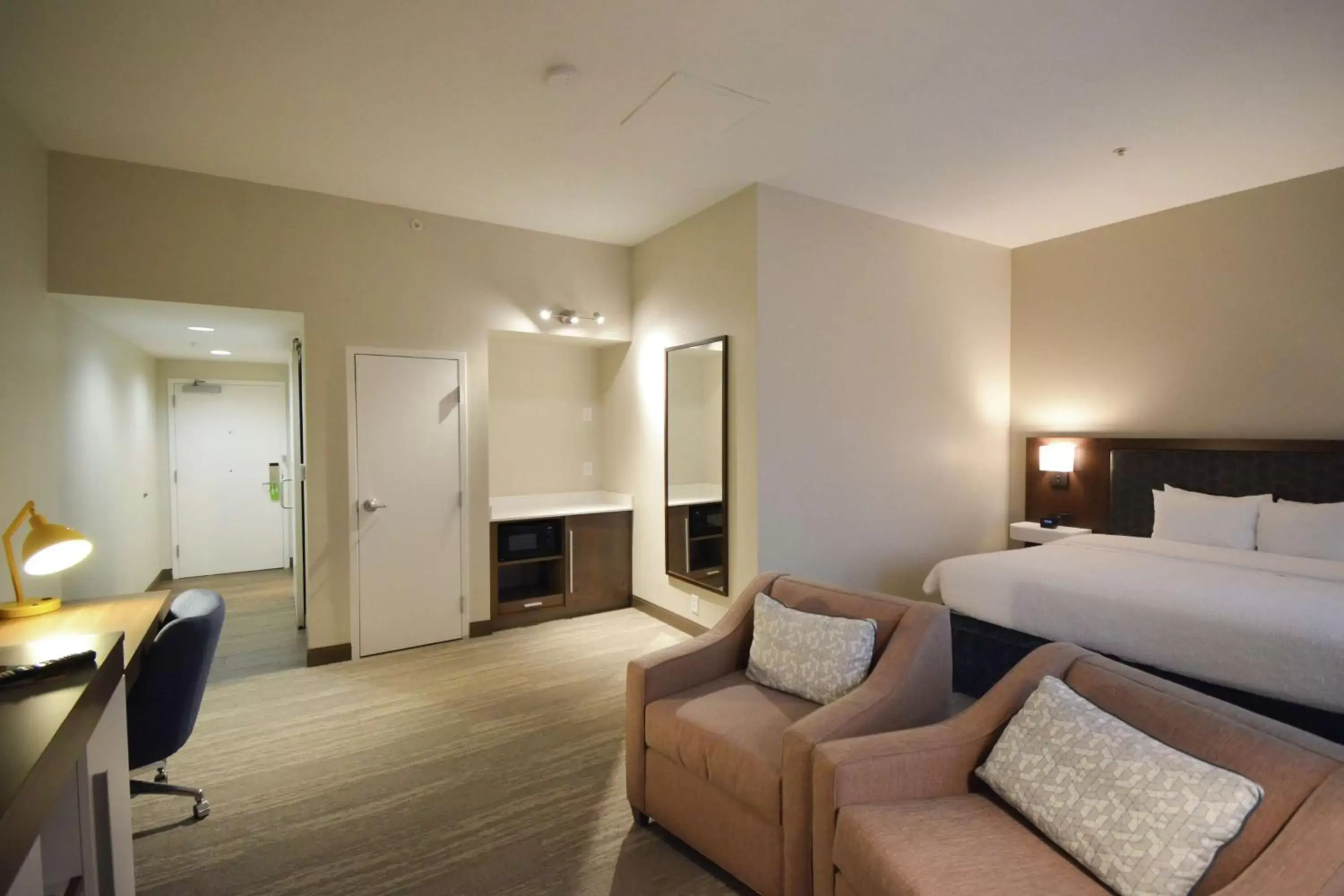 Bedroom, Seating Area in Hampton Inn Salem East - Electric Road