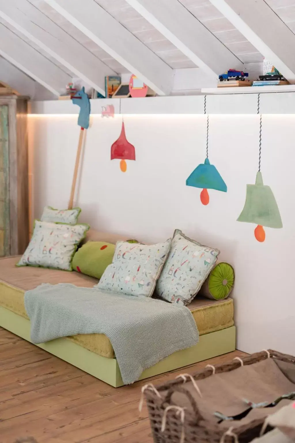 Bed, Seating Area in Colégio Charm House