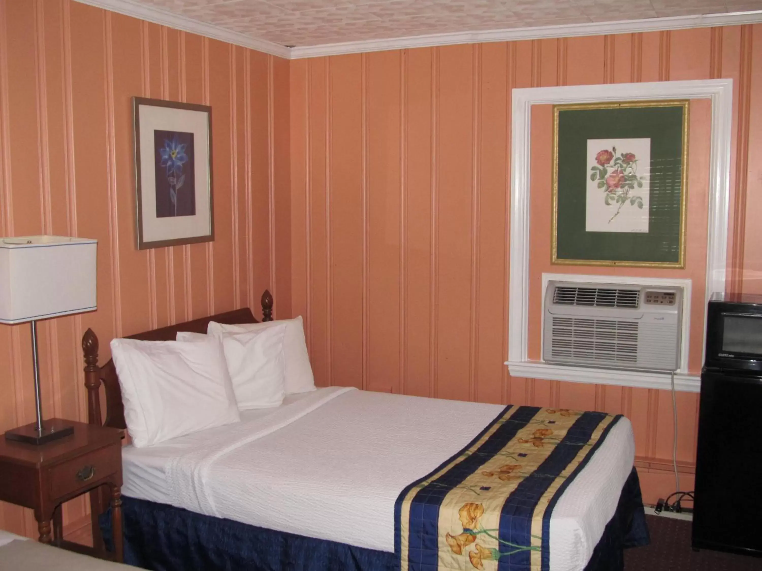Bed in Hancock Motel