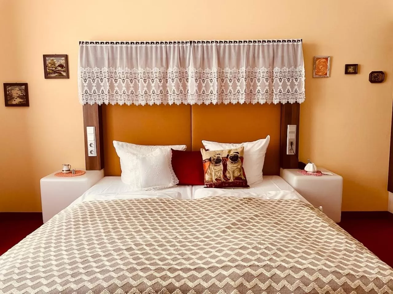 Bed in Tante ALMA's Mannheimer Hotel