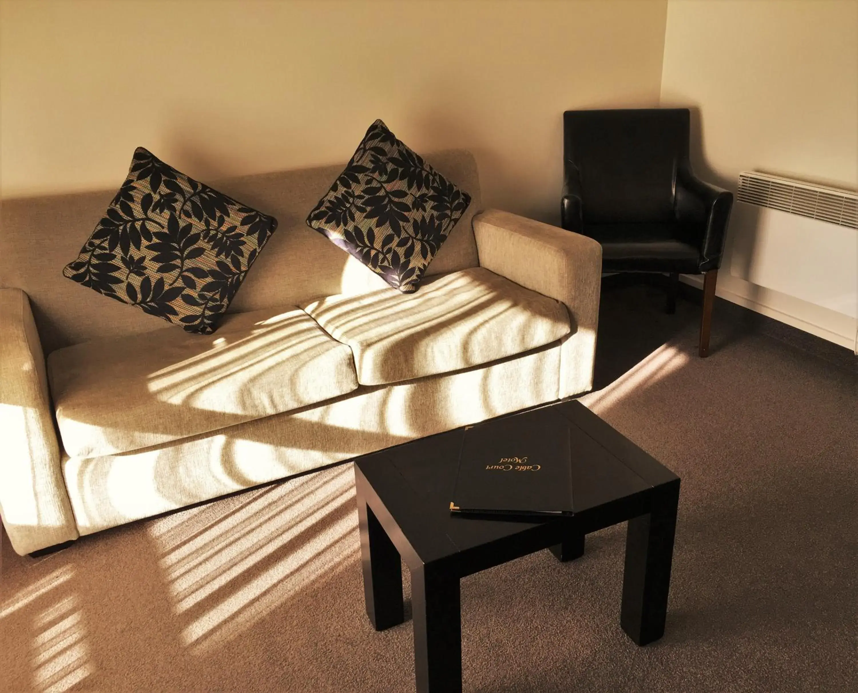 Living room, Seating Area in Cable Court Motel