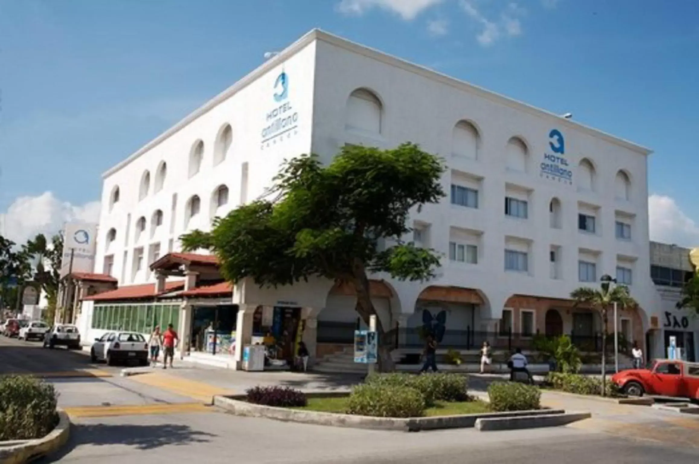 Facade/entrance, Property Building in Hotel Antillano