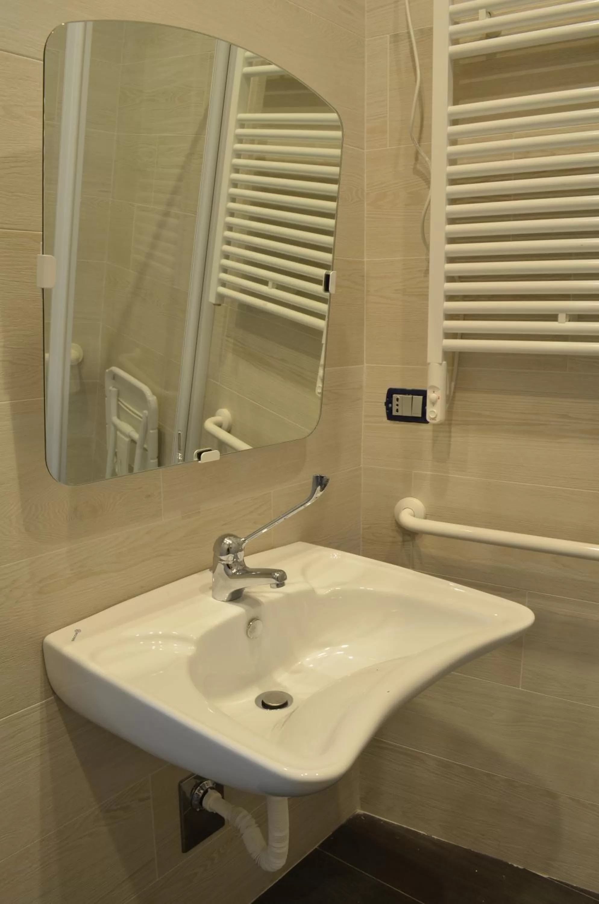 Facility for disabled guests, Bathroom in Aparthotel ParKHo