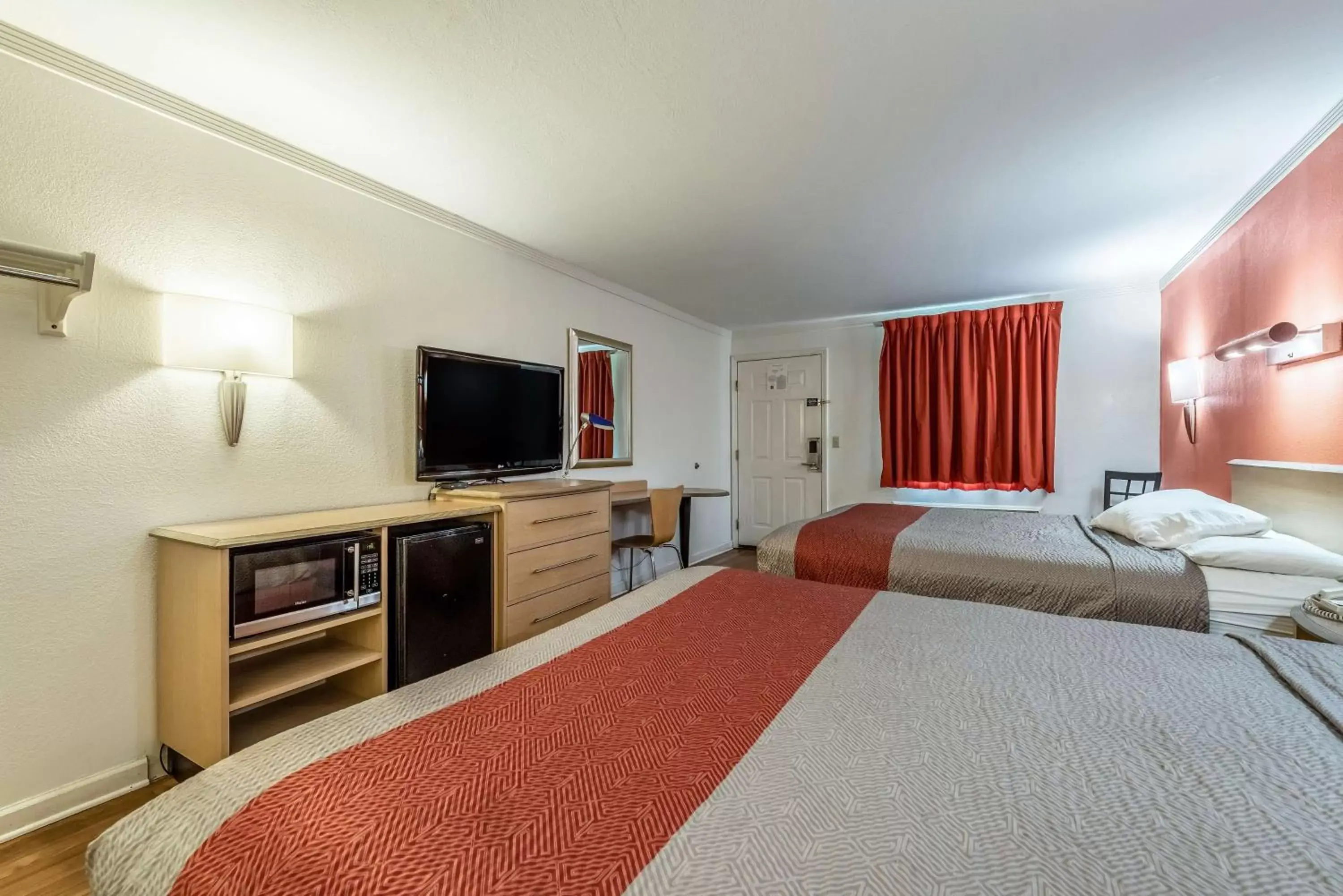 TV and multimedia, Bed in Motel 6-Gatlinburg, TN - Smoky Mountains