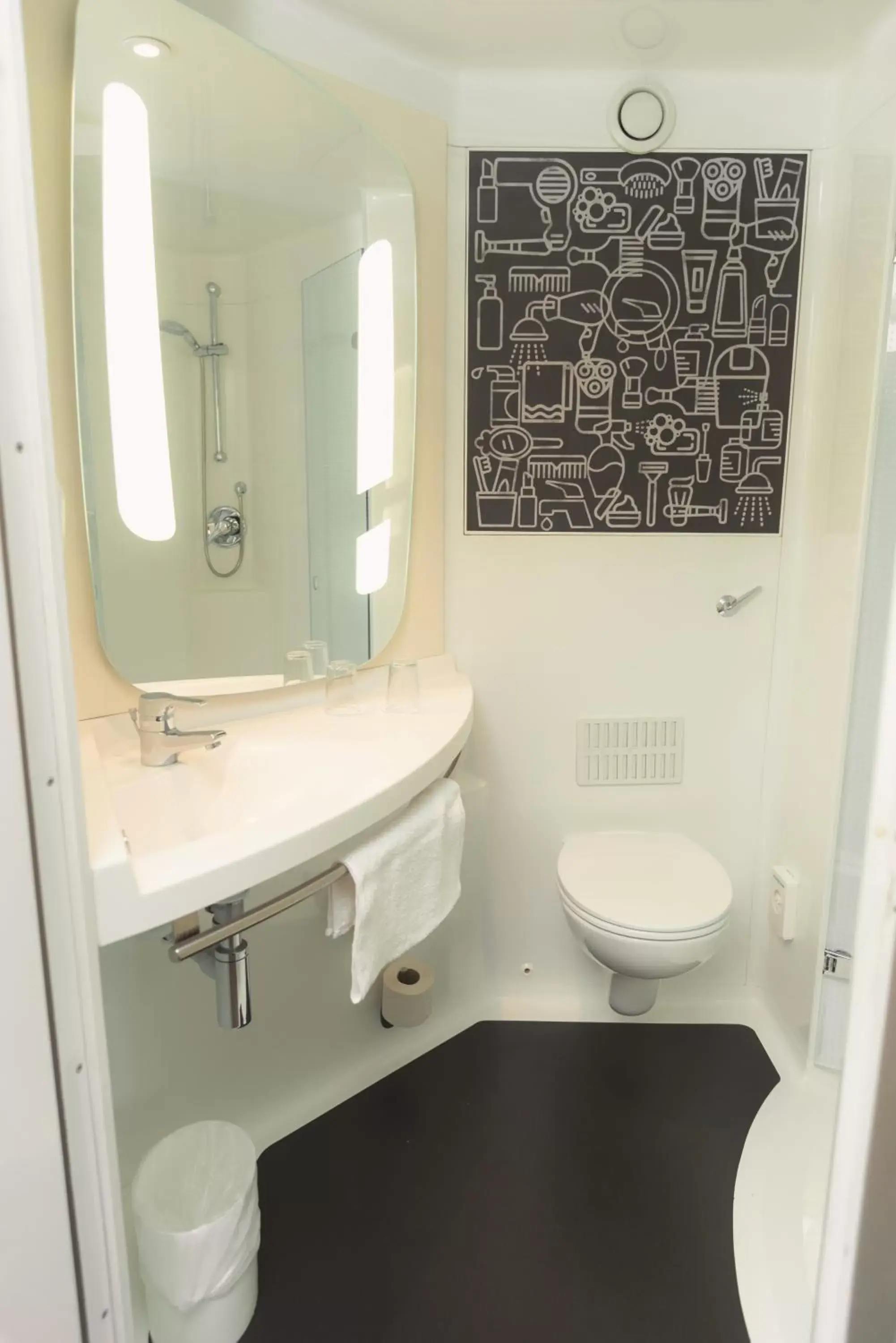 Shower, Bathroom in ibis Glasgow City Centre – Sauchiehall St