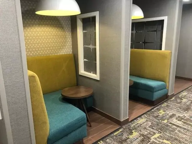 Seating area, Bathroom in Hampton Inn Monahans, Tx