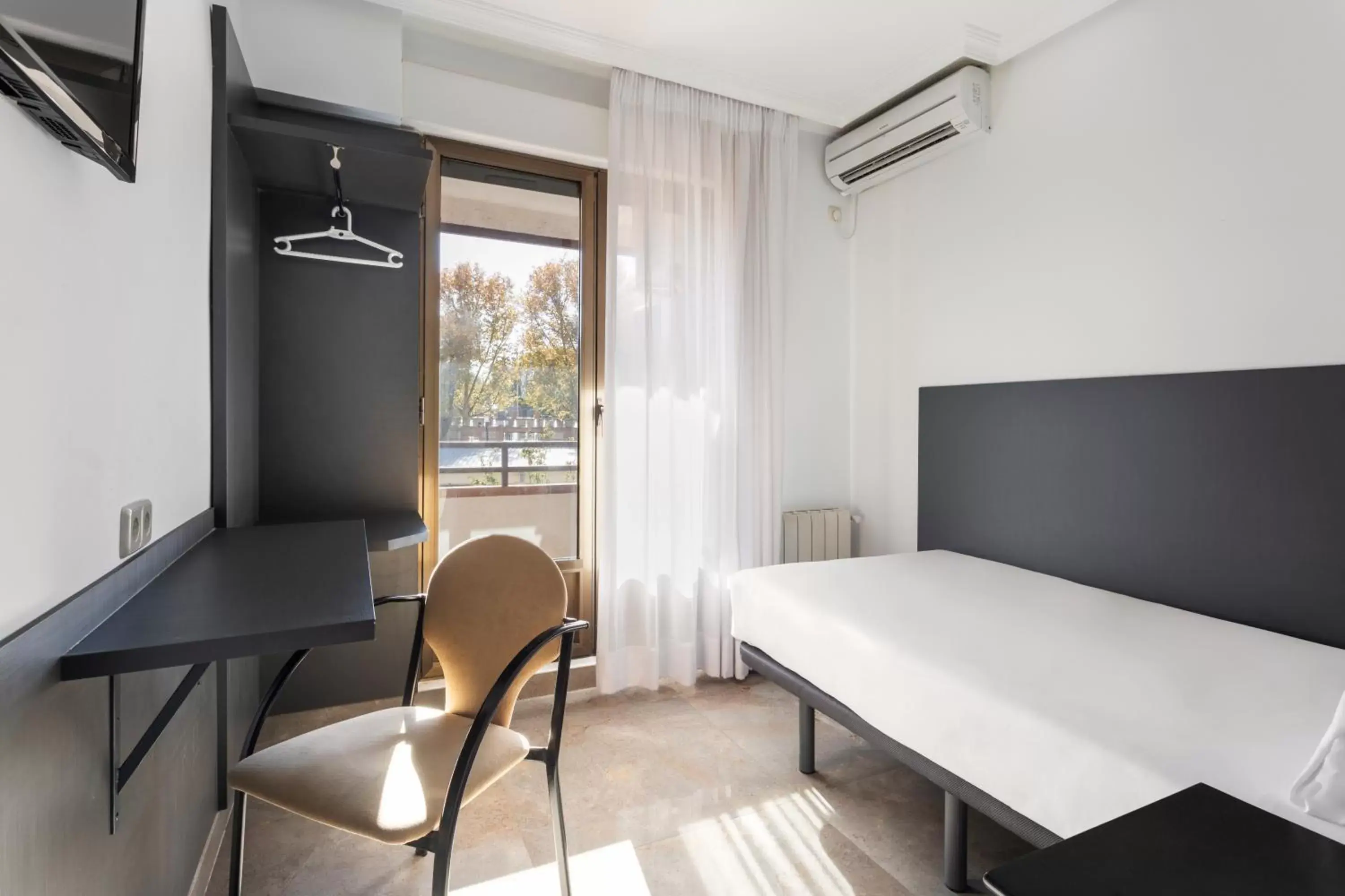 Bed, TV/Entertainment Center in Hotel Victoria Valdemoro Inspired by B&B HOTELS