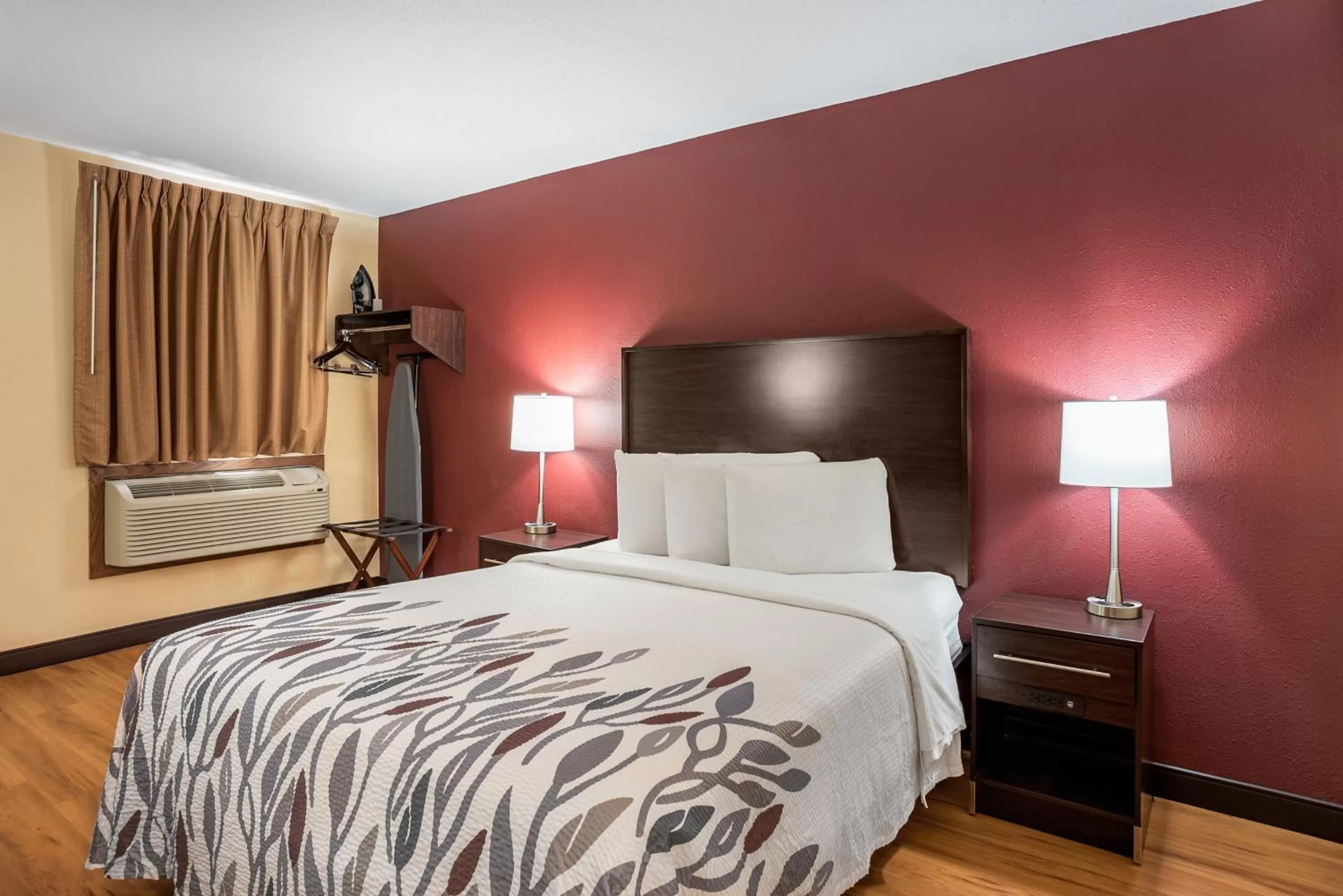 Photo of the whole room, Bed in Red Roof Inn Des Moines