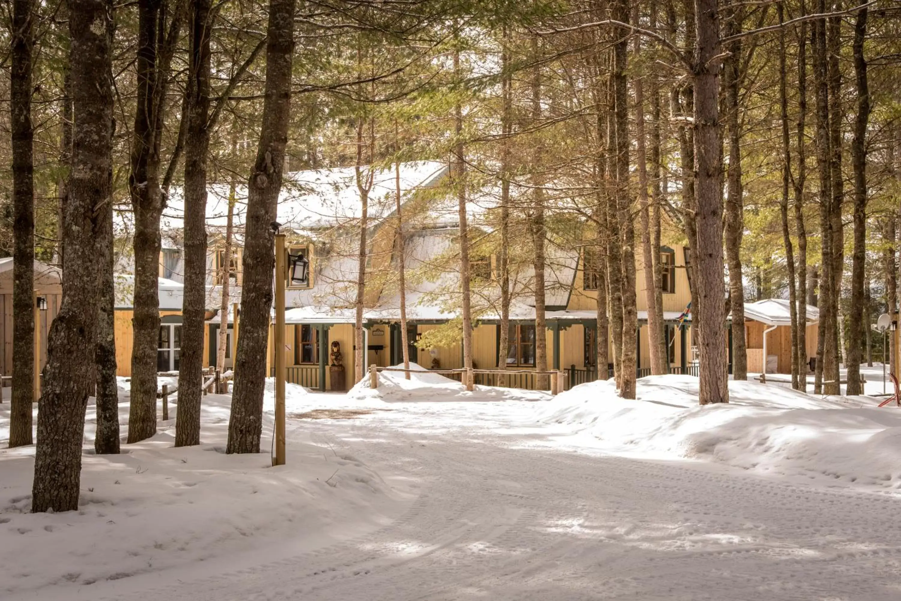 Facade/entrance, Winter in Auberge le Cosy