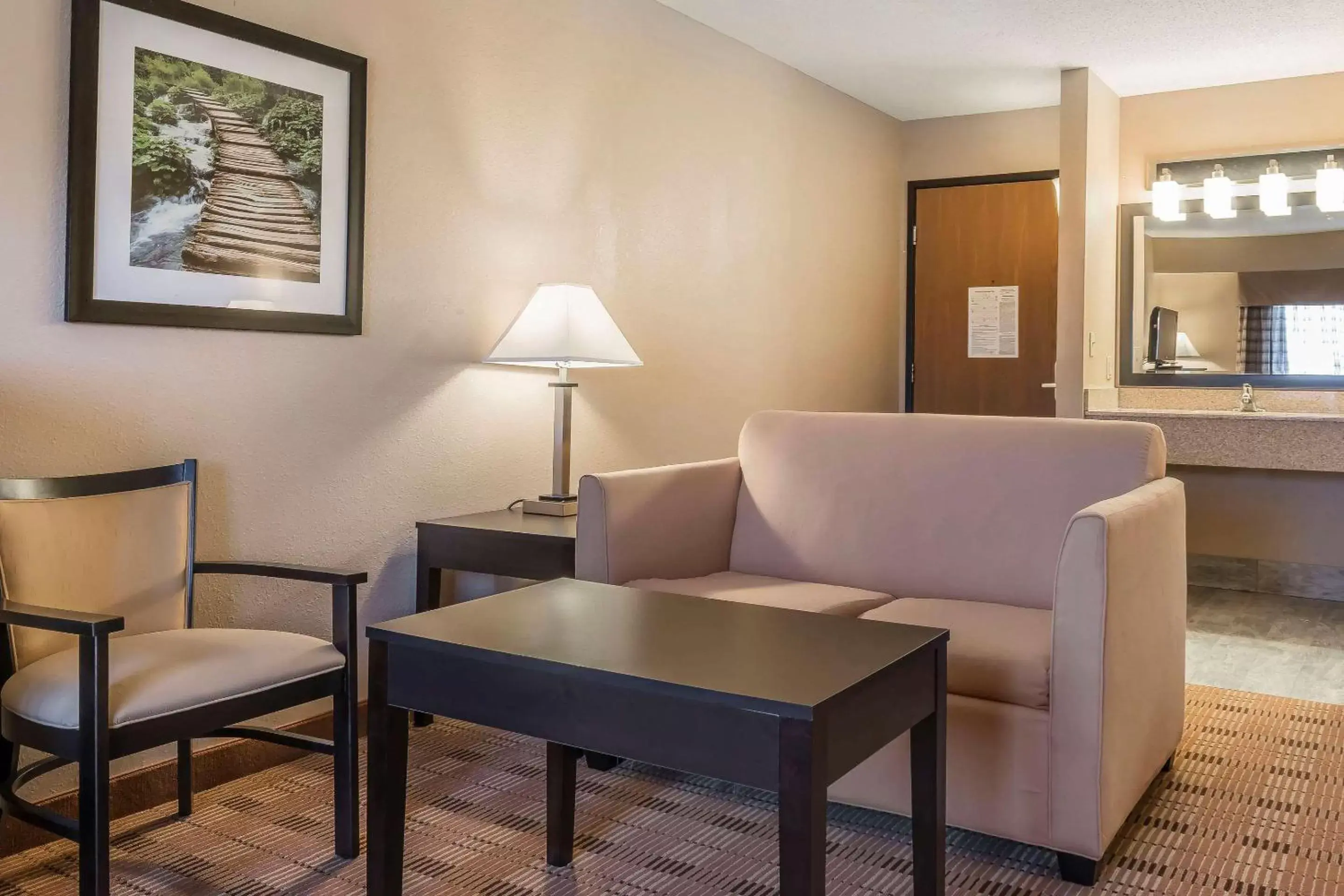 Photo of the whole room, Seating Area in Quality Inn & Suites Harmarville