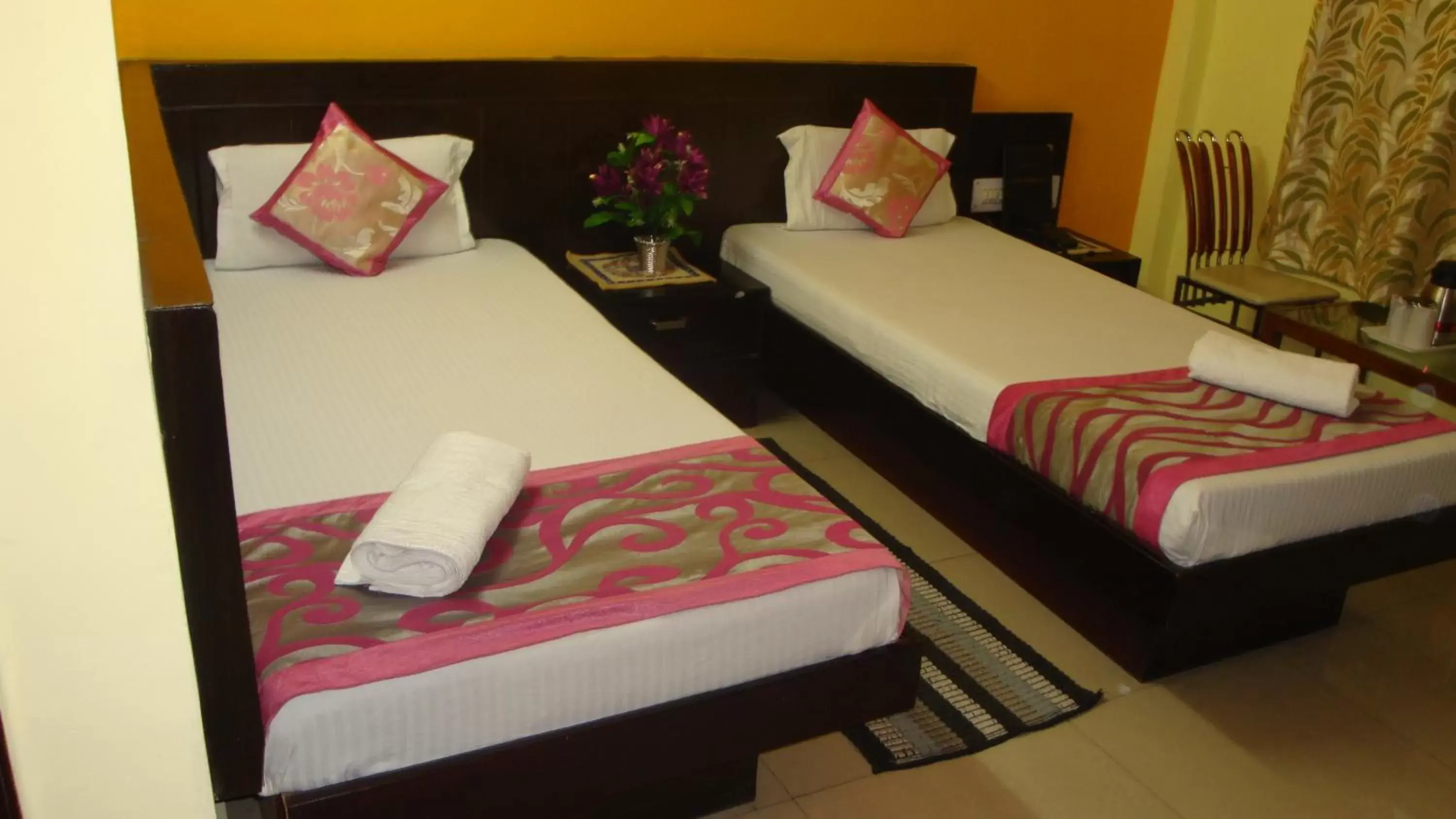 Bed in Hotel Su Shree Continental 5 Minutes Walk From New Delhi Railway Station