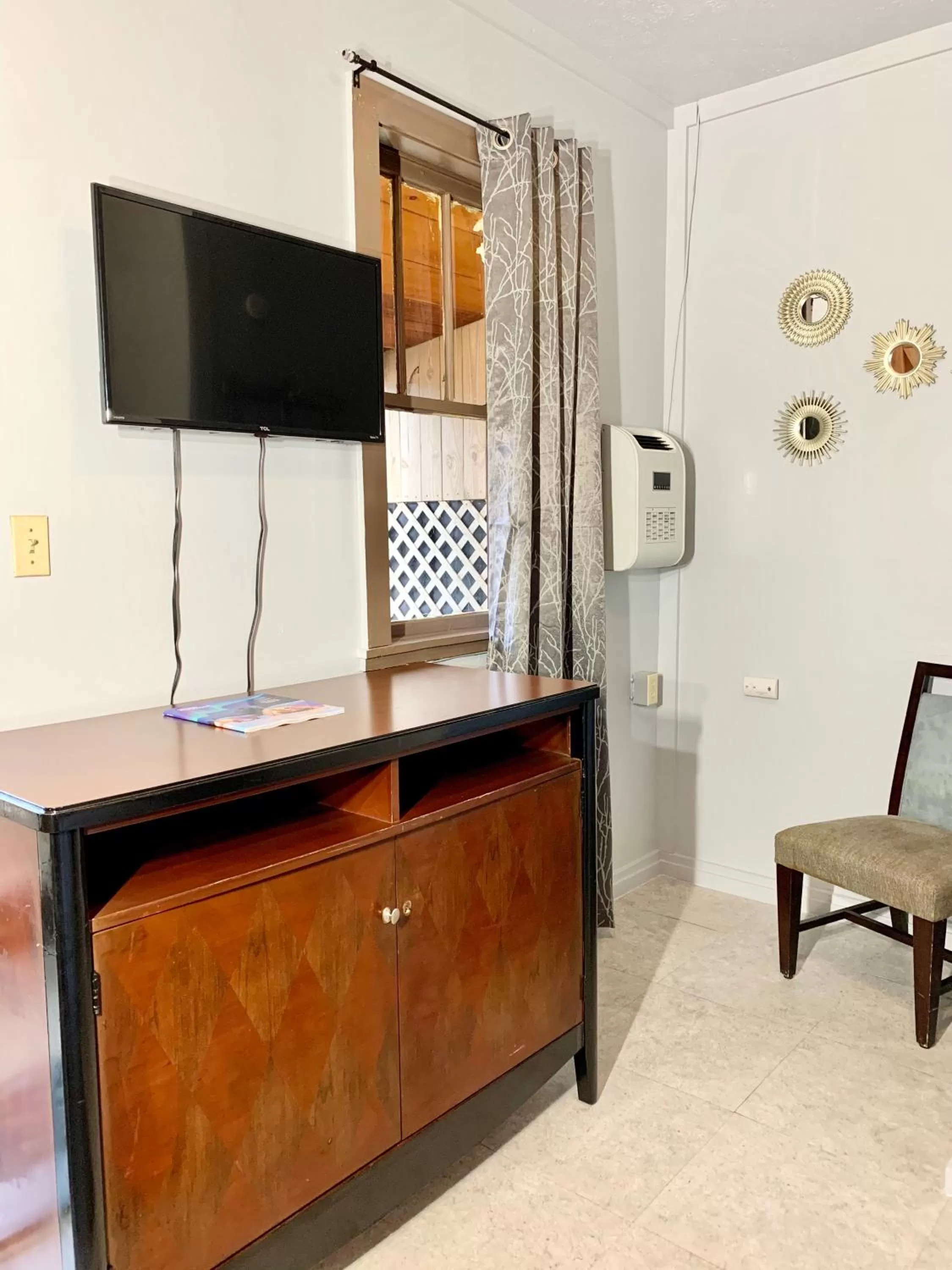 Communal lounge/ TV room in Spring Creek Hotel