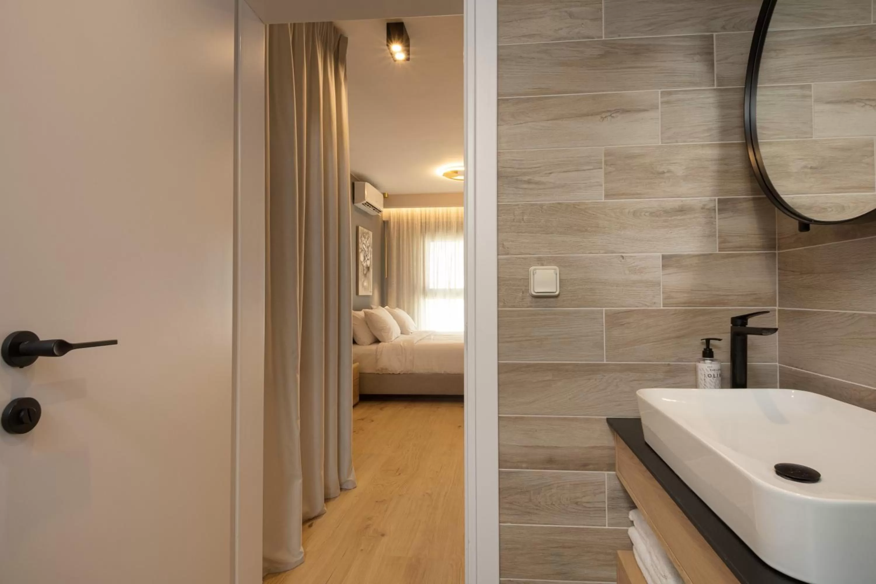 Bathroom, Bed in LUX&EASY Athens Downtown Residences