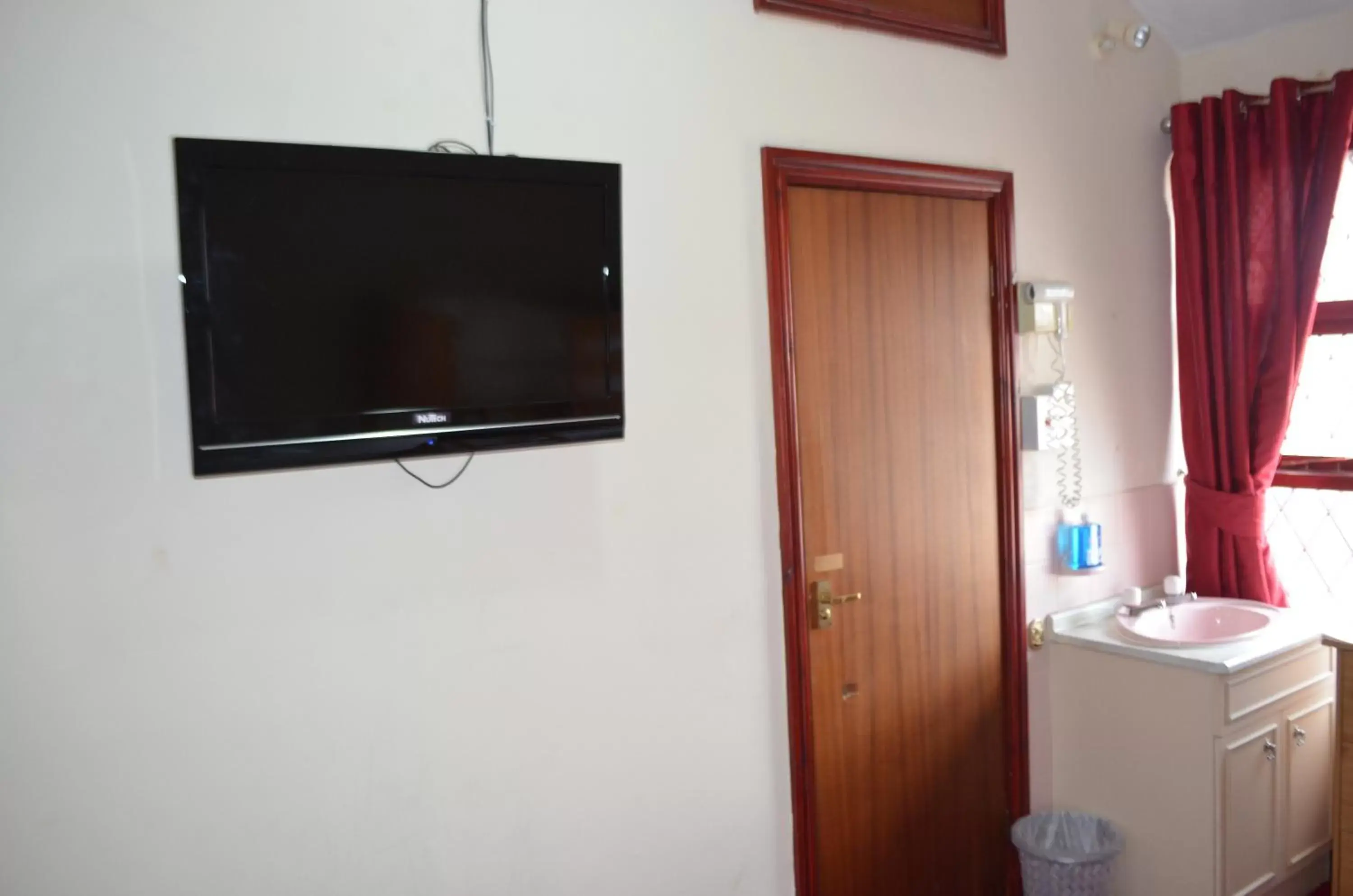 TV and multimedia, TV/Entertainment Center in Lyndhurst Hotel