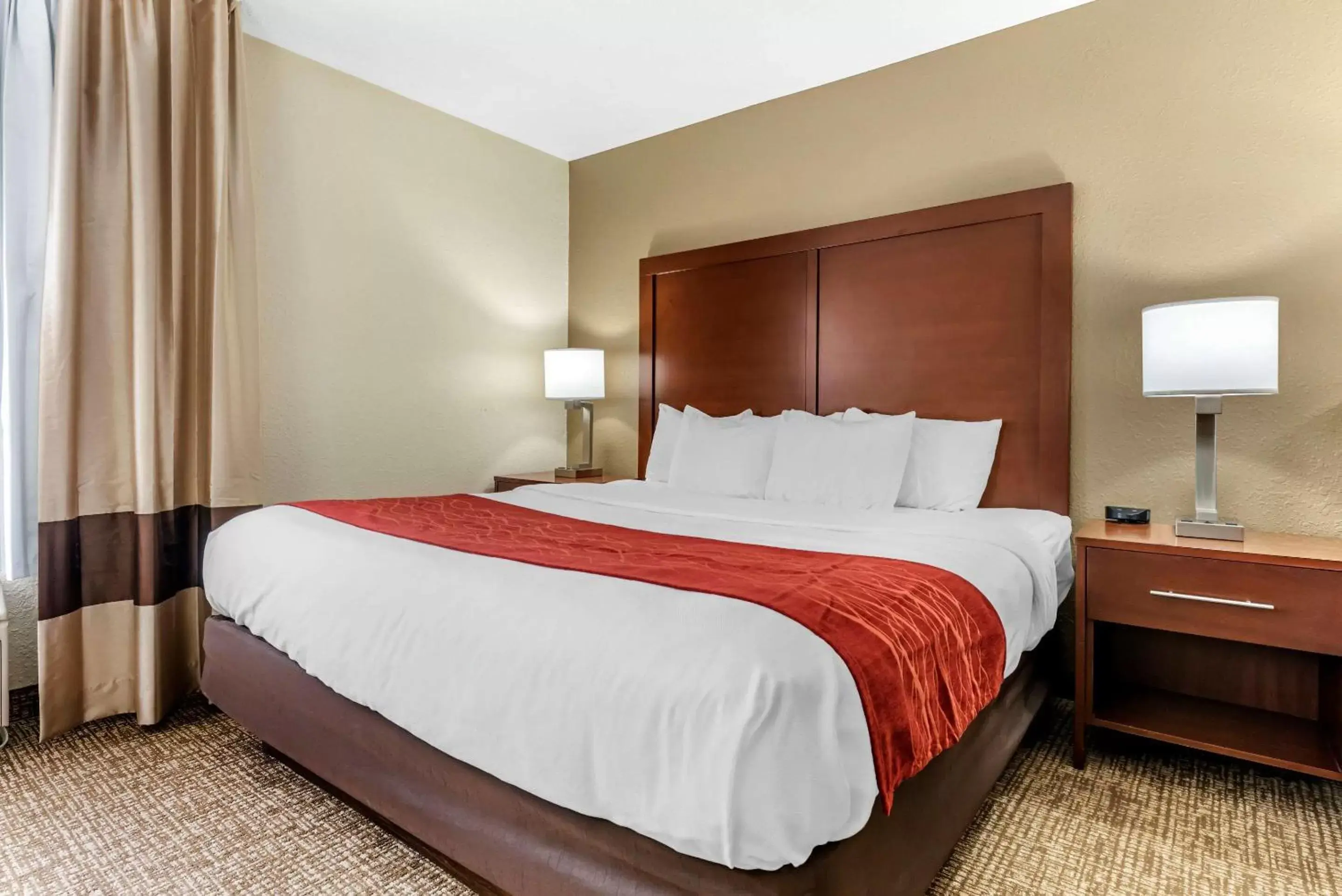 Bed in Comfort Inn & Suites Cincinnati Eastgate