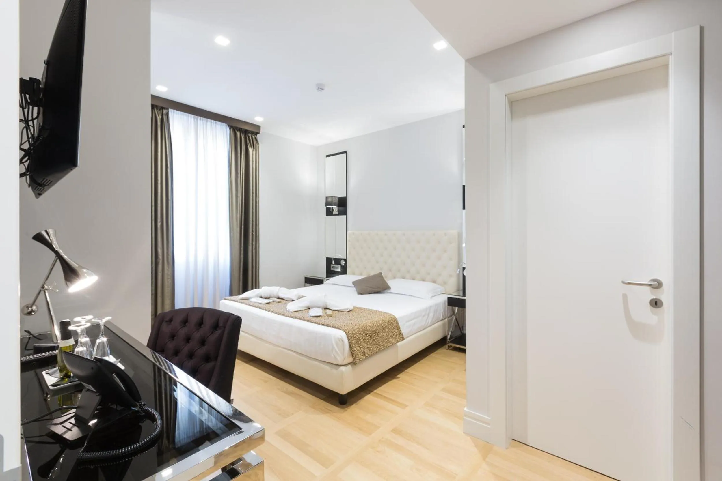 Bedroom, Bed in Floris Hotel