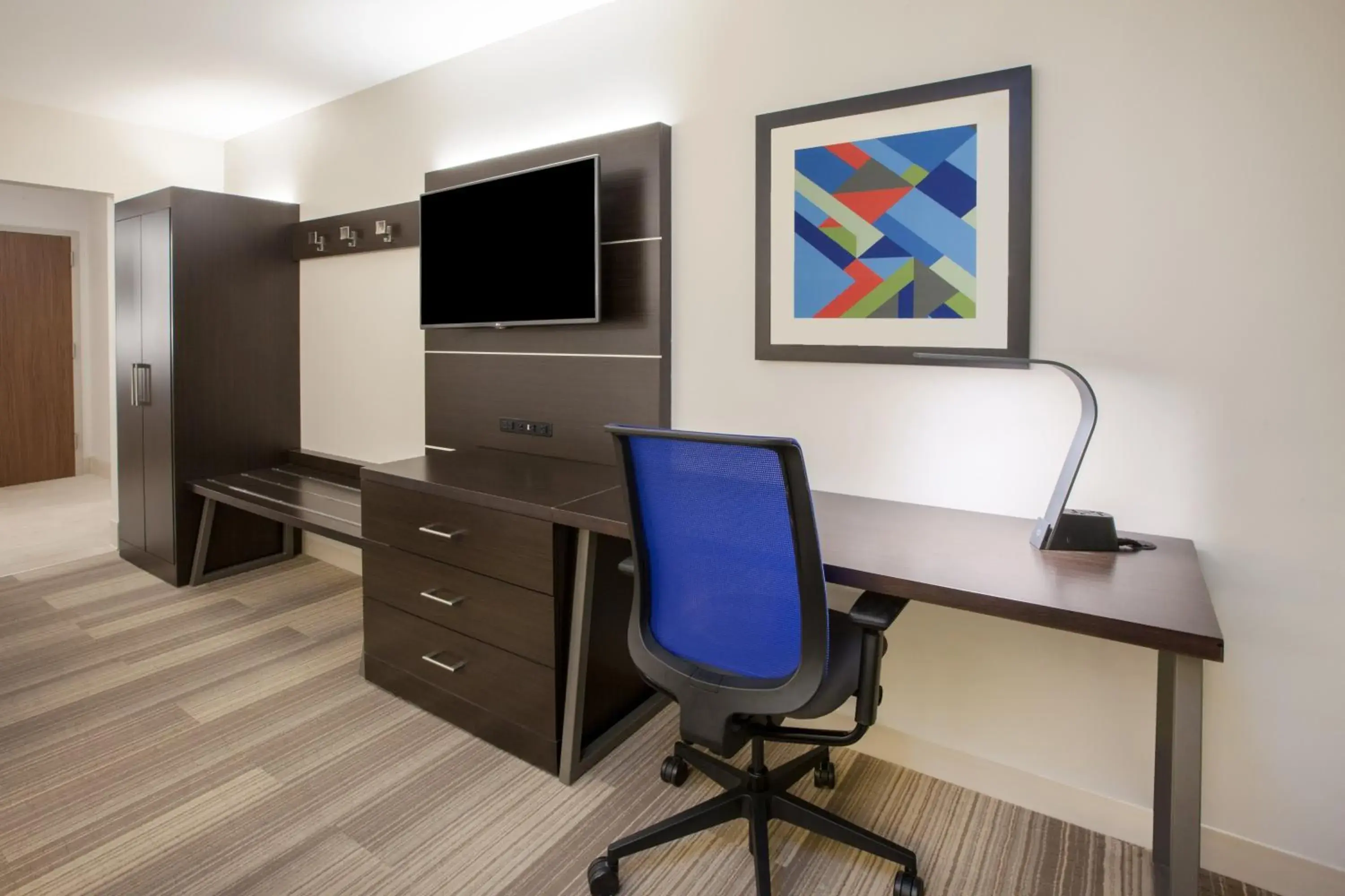 Bedroom, TV/Entertainment Center in Holiday Inn Express - San Antonio East I-10 , an IHG Hotel