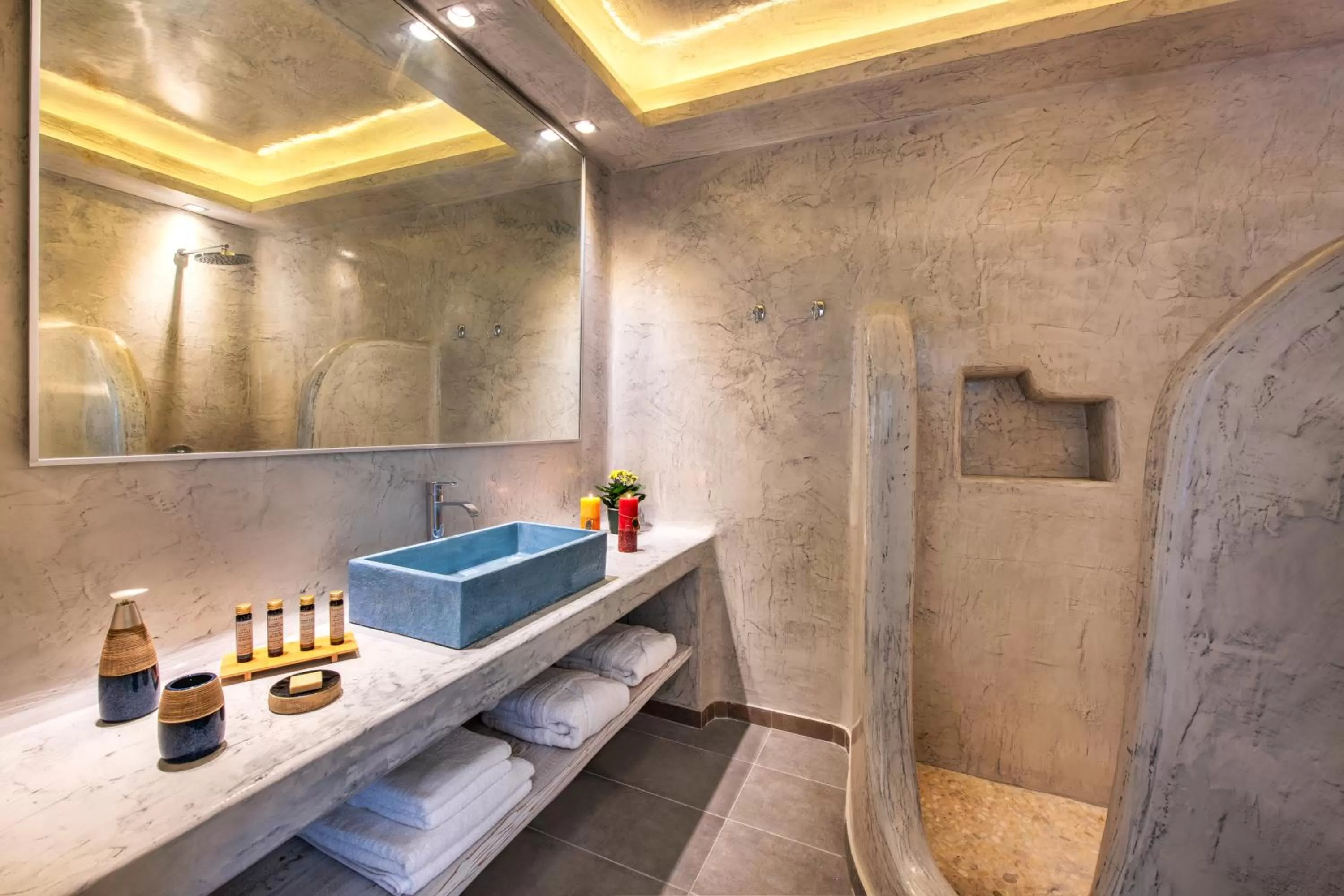 Shower in Abasa Suites