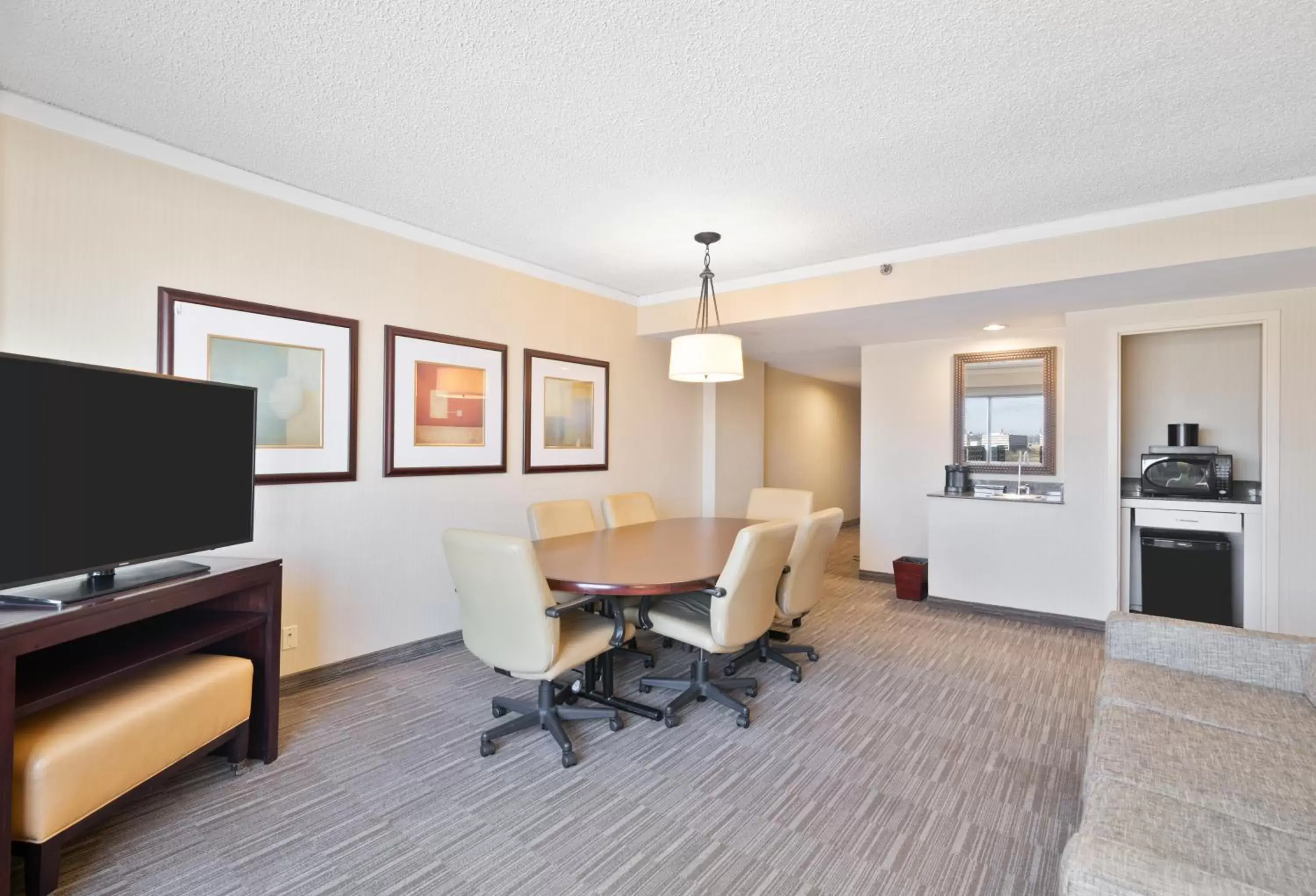 Living room, TV/Entertainment Center in Harmony Suites Secaucus Meadowlands