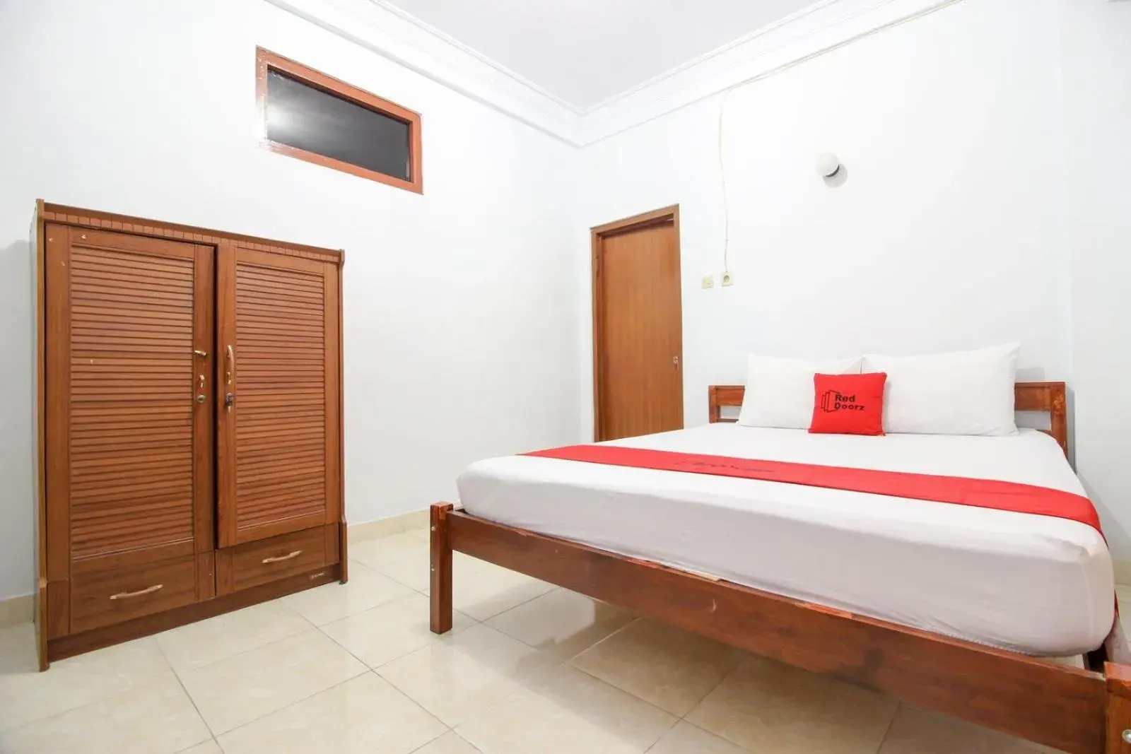 Bedroom, Bed in RedDoorz Plus near Alun Alun Selatan Bedroom, Bed in RedDoorz Plus near Alun Alun Selatan