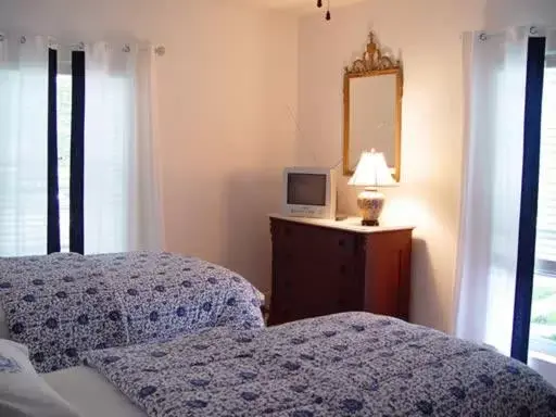 Economy Twin Room in Topsides Bed & Breakfast Economy Twin Room in Topsides Bed & Breakfast