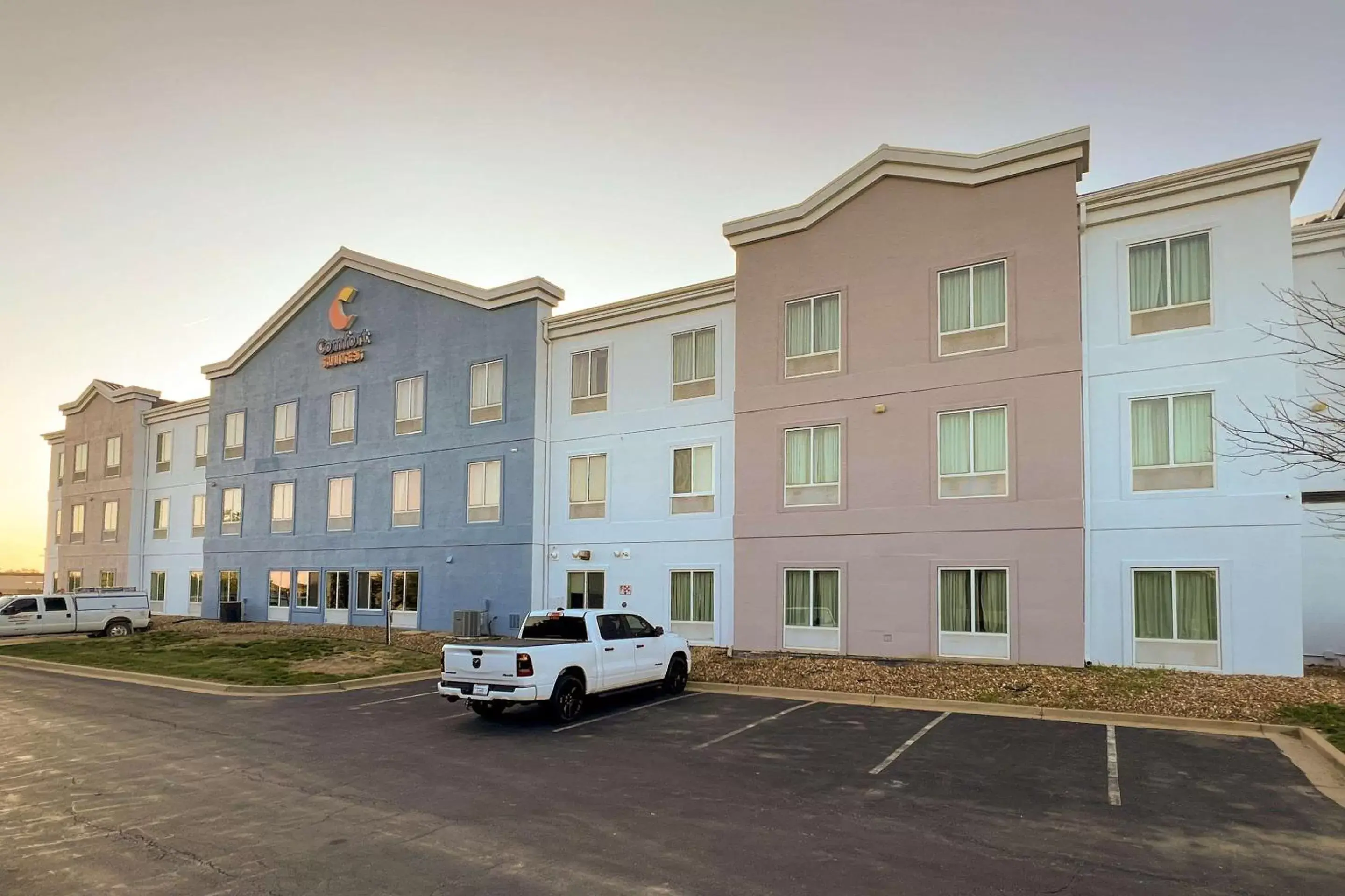 Property Building in Comfort Suites Kansas City