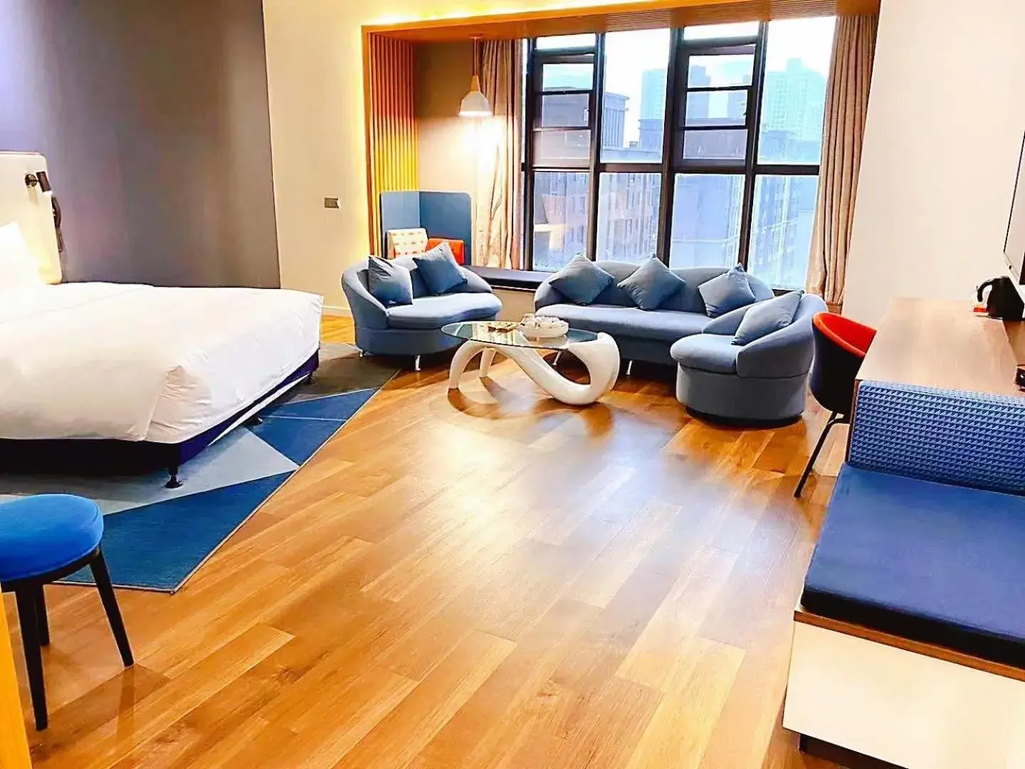 Seating area, Bed in Holiday Inn Express - Wuhan Optical Valley by IHG Seating area, Bed in Holiday Inn Express - Wuhan Optical Valley by IHG