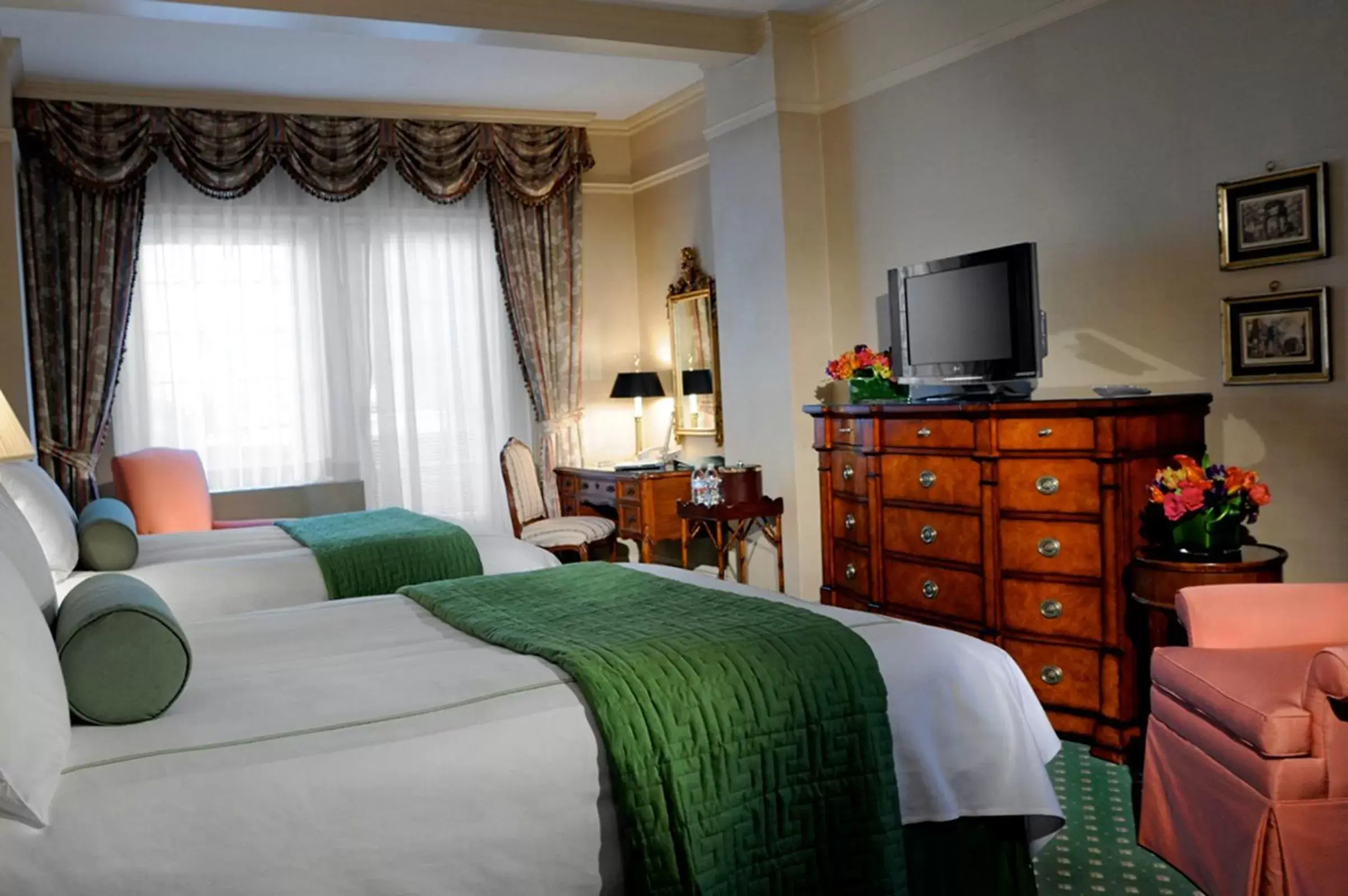 Bed in Hotel Elysee by Library Hotel Collection