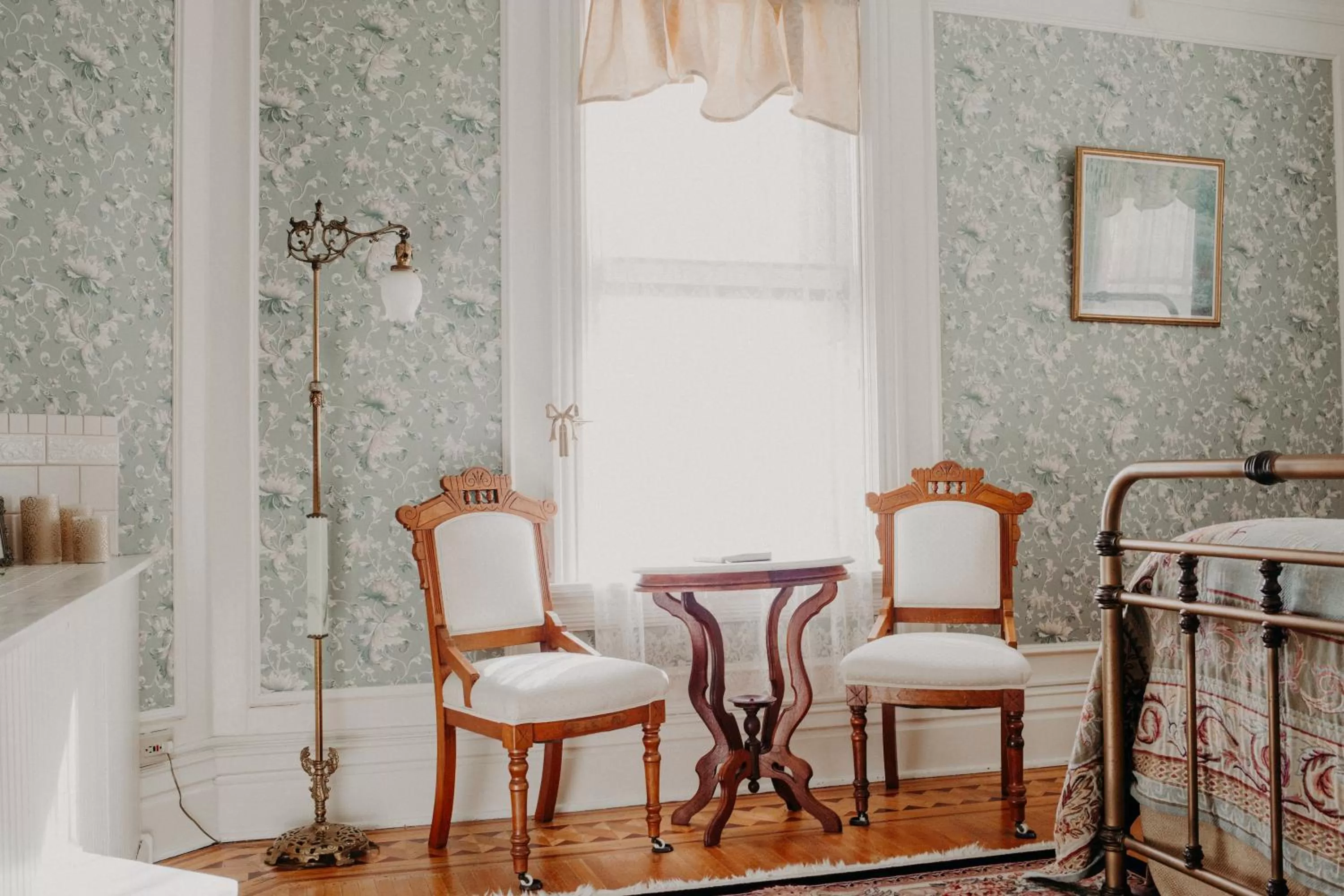 Bed in Aurora Staples Inn