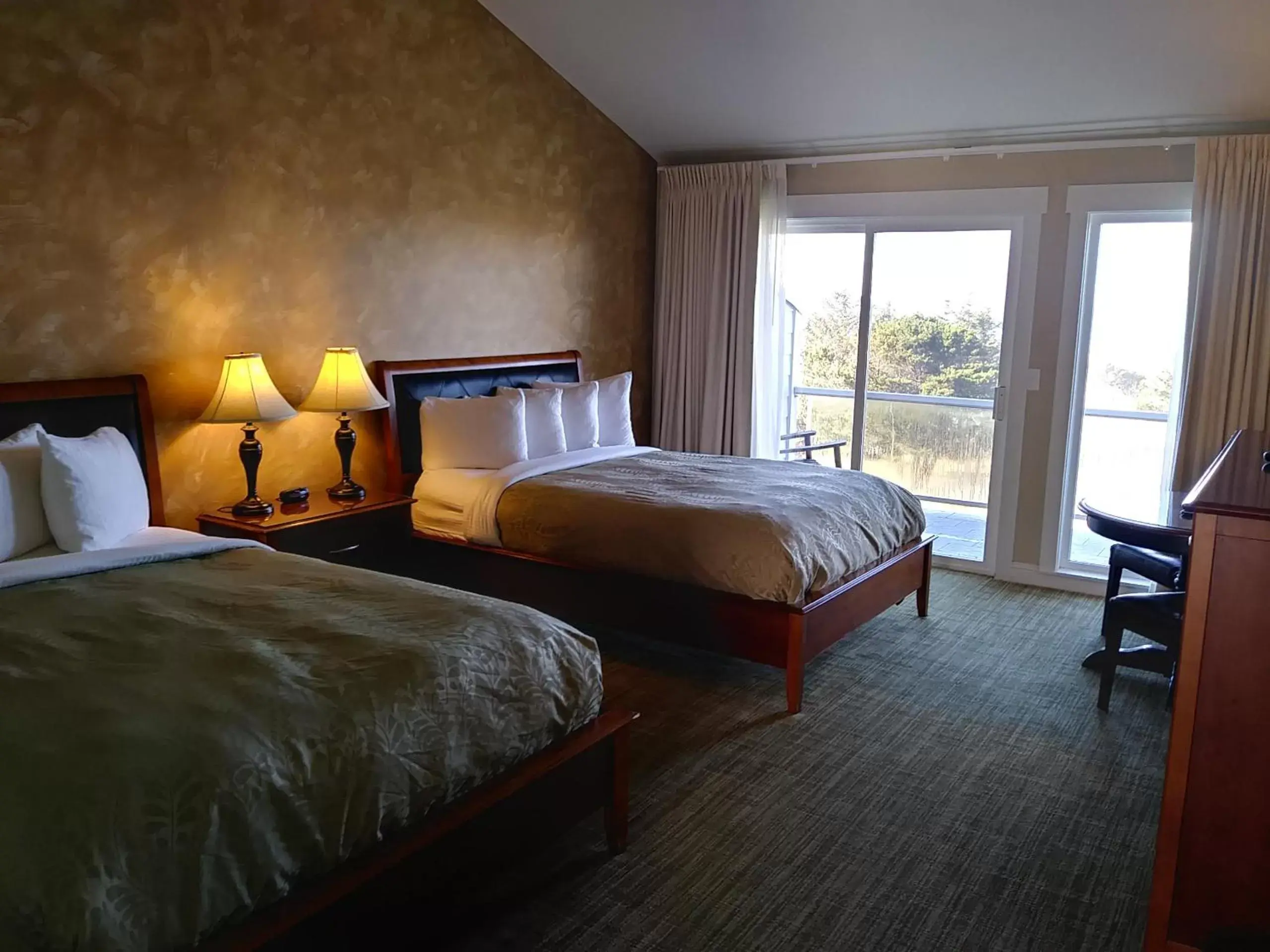 Deluxe Queen Room with Two Queen Beds with Ocean View in Pacific Reef Hotel & Light Show Deluxe Queen Room with Two Queen Beds with Ocean View in Pacific Reef Hotel & Light Show