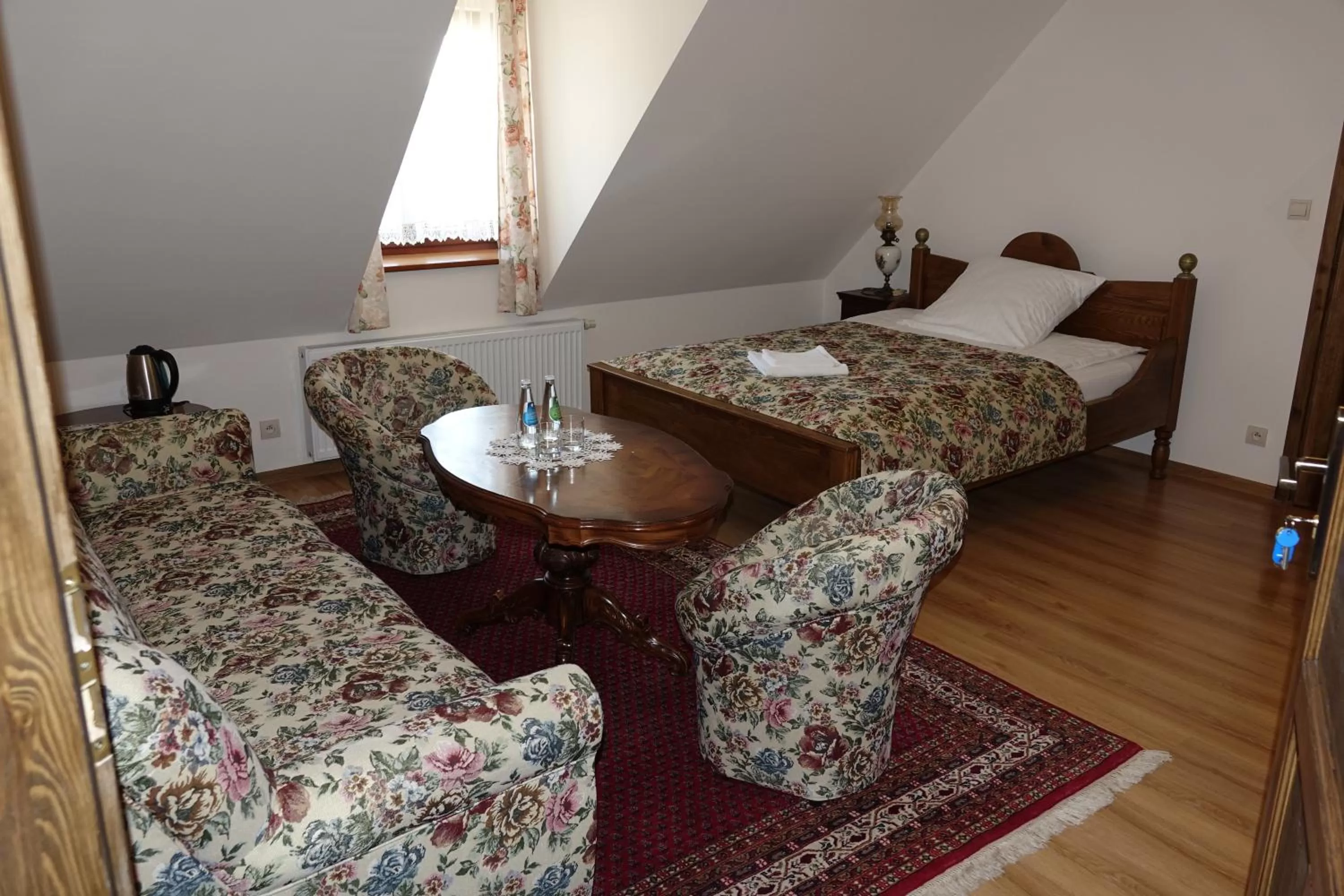 Bed in Gościniec Dworski w Ropie - Pokoje gościnne