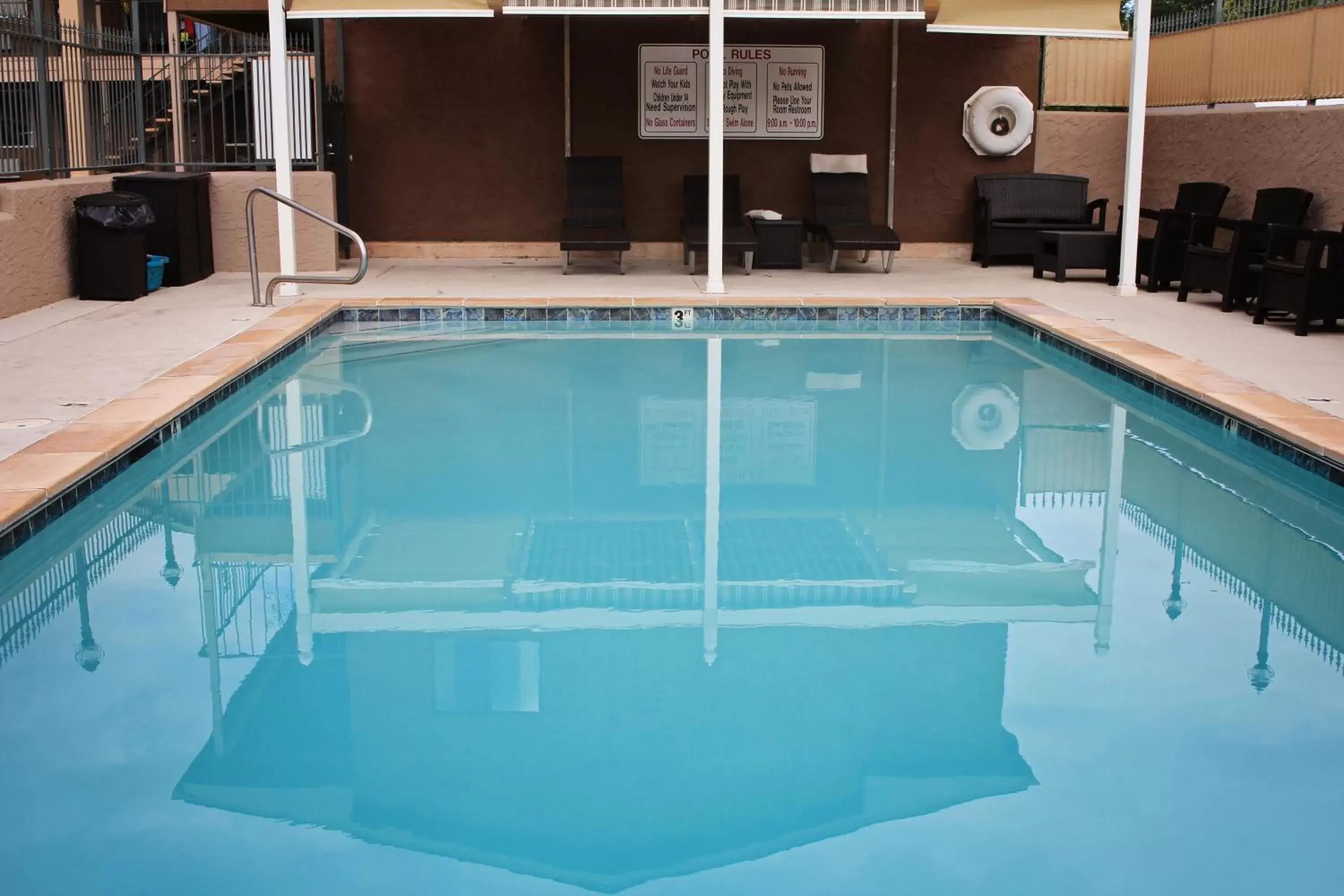 Swimming Pool in Bowen Motel