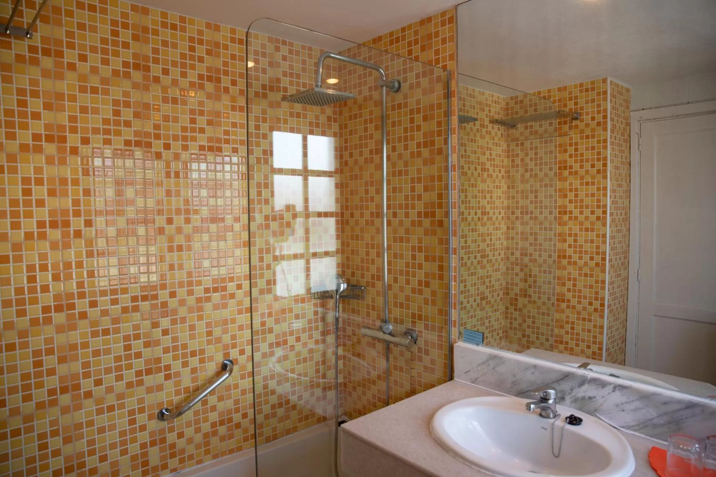 Bathroom in Fuentepark Apartments