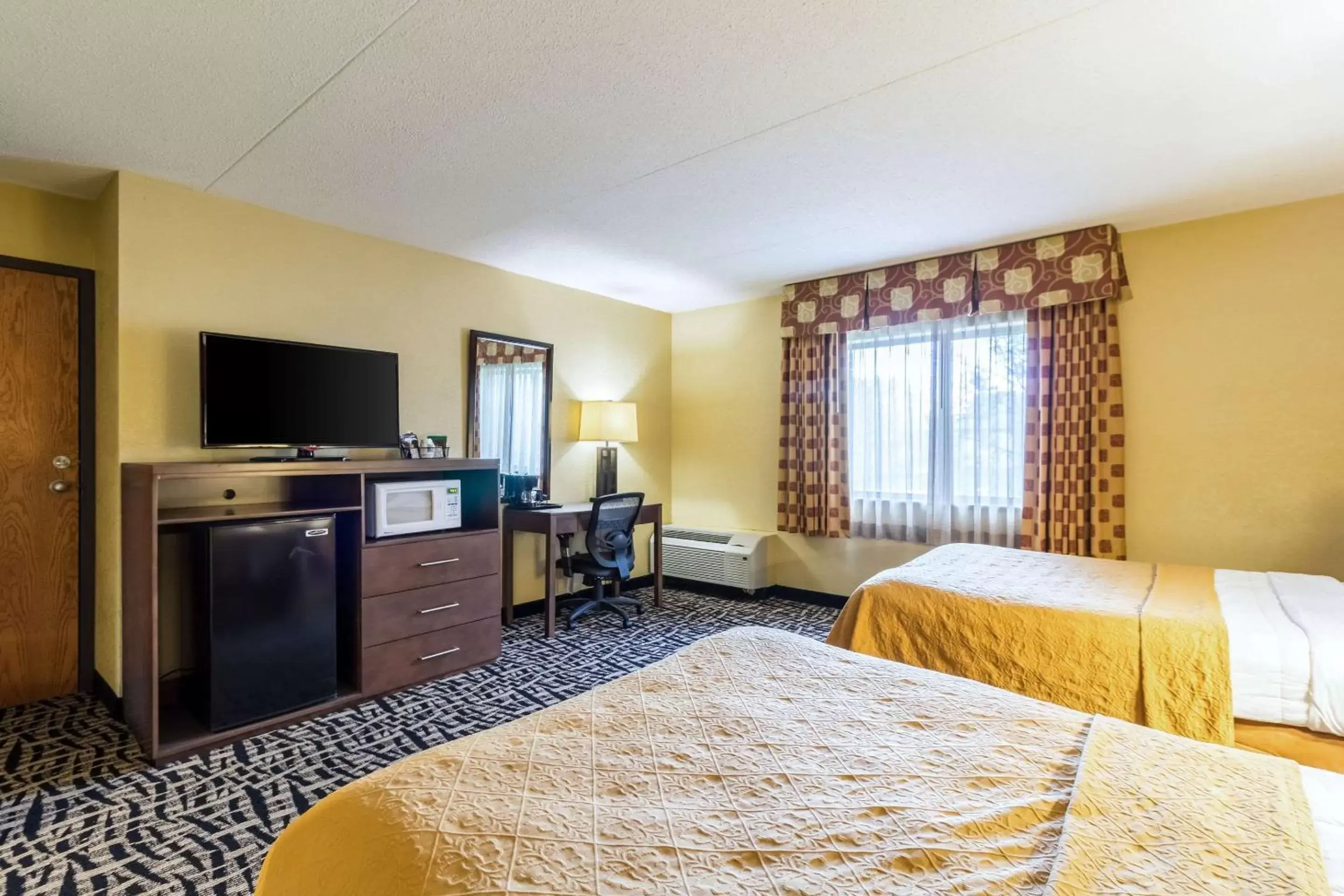 Photo of the whole room, Bed in Quality Inn & Suites Mayo Clinic Area