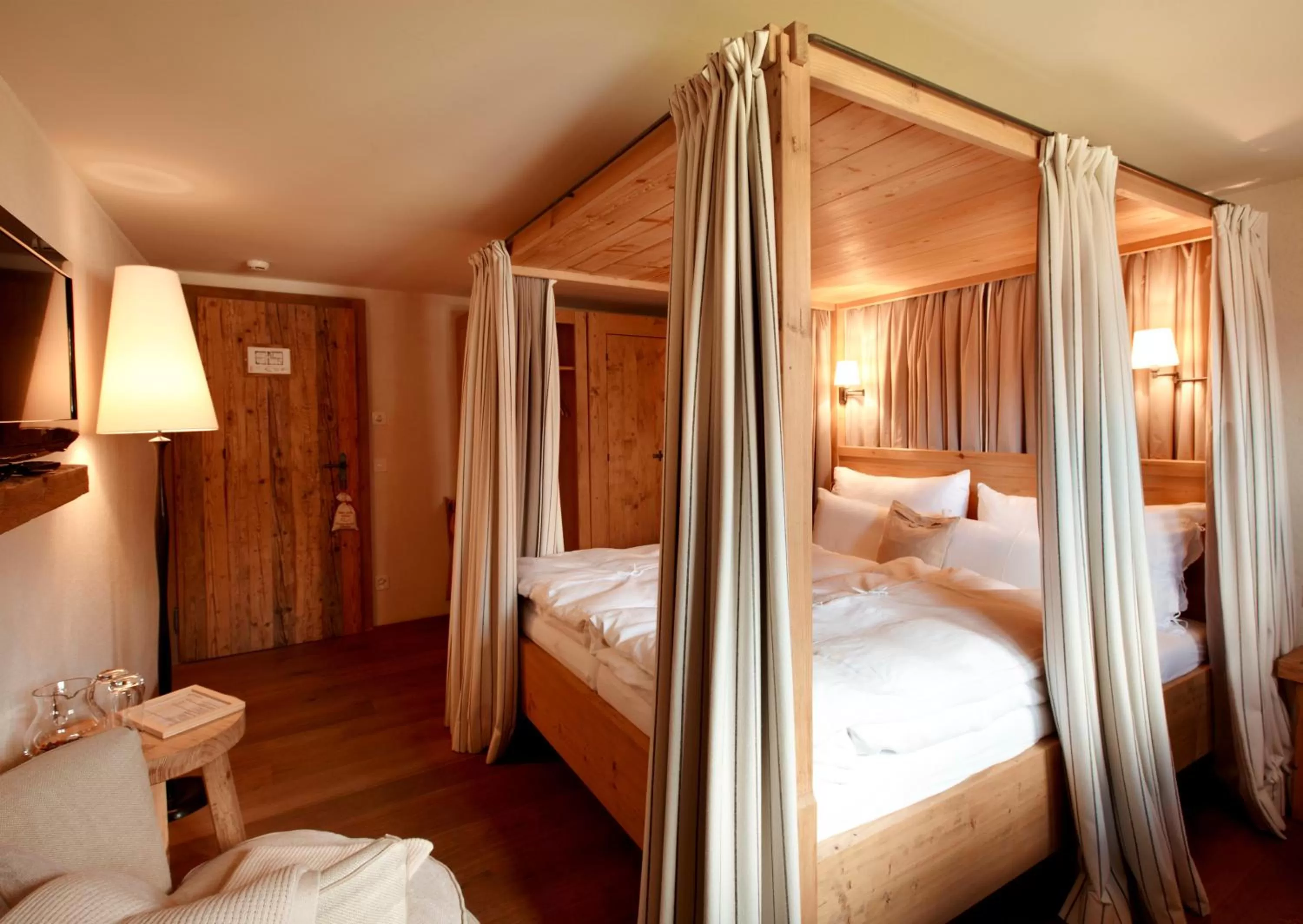 Bedroom, Bed in Maiensässhotel Guarda Val