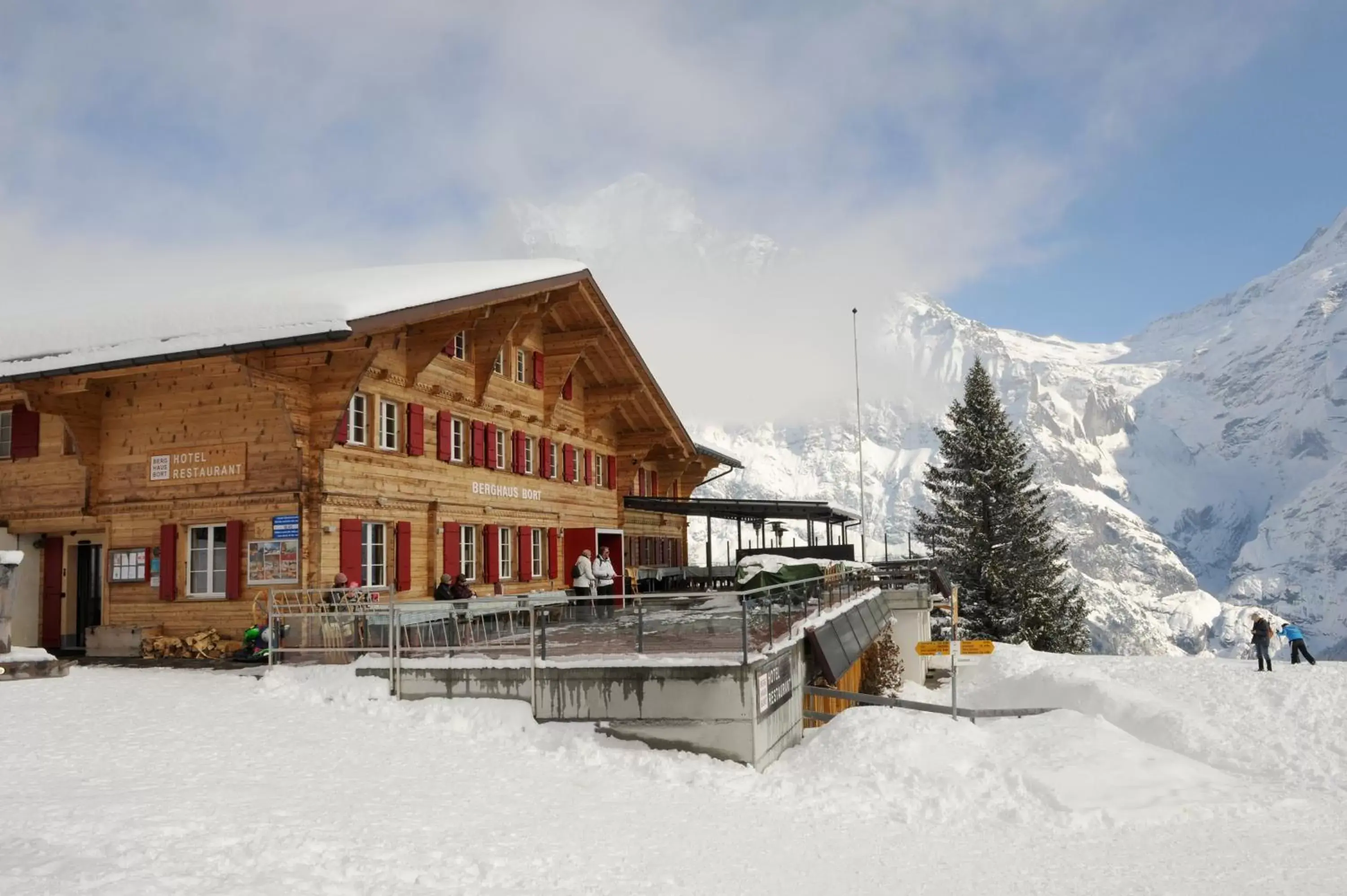 Facade/entrance, Winter in Alpinhotel Bort