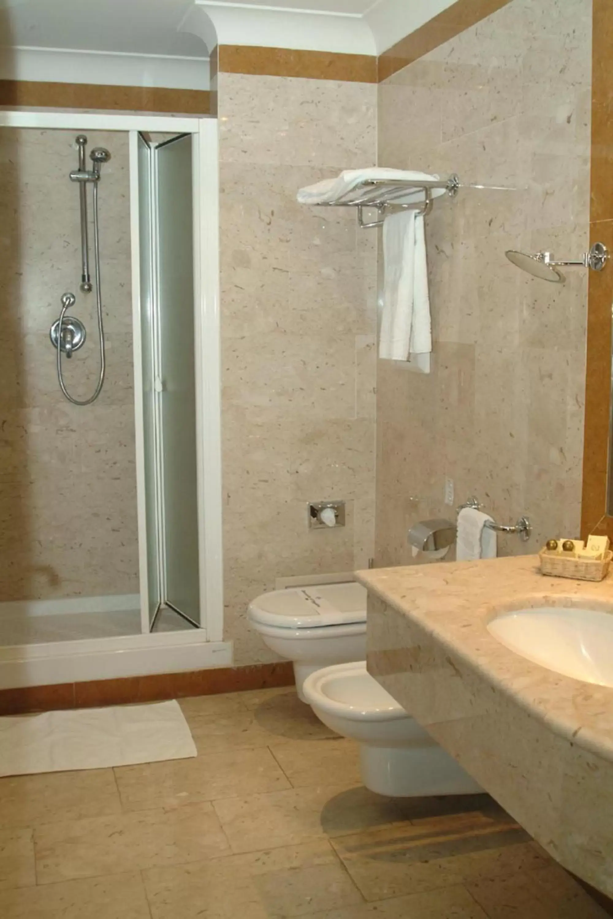 Shower, Bathroom in Hotel La Ville