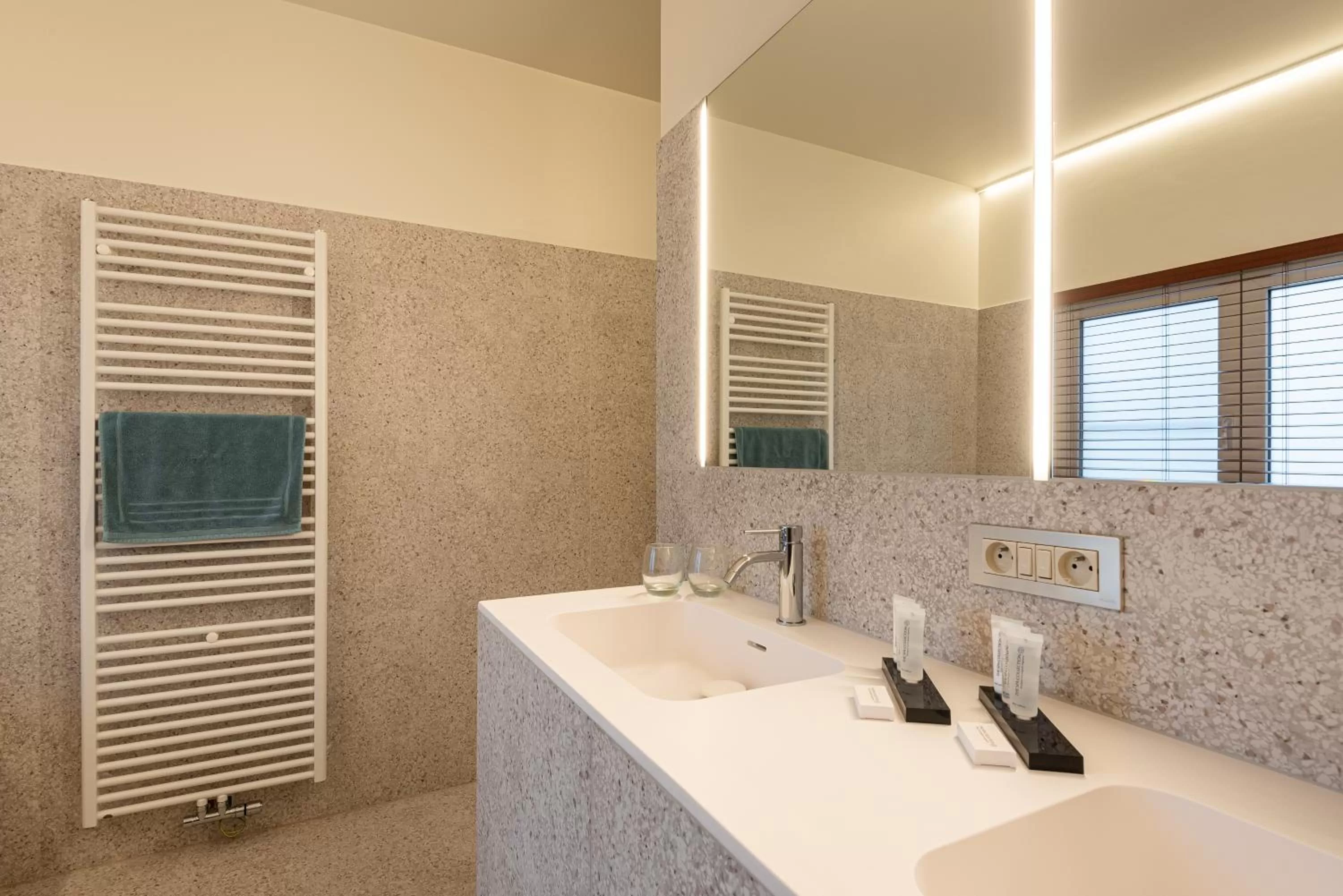 Bathroom in Gepetto's - Beautiful stay in the Historic centre of Ghent -