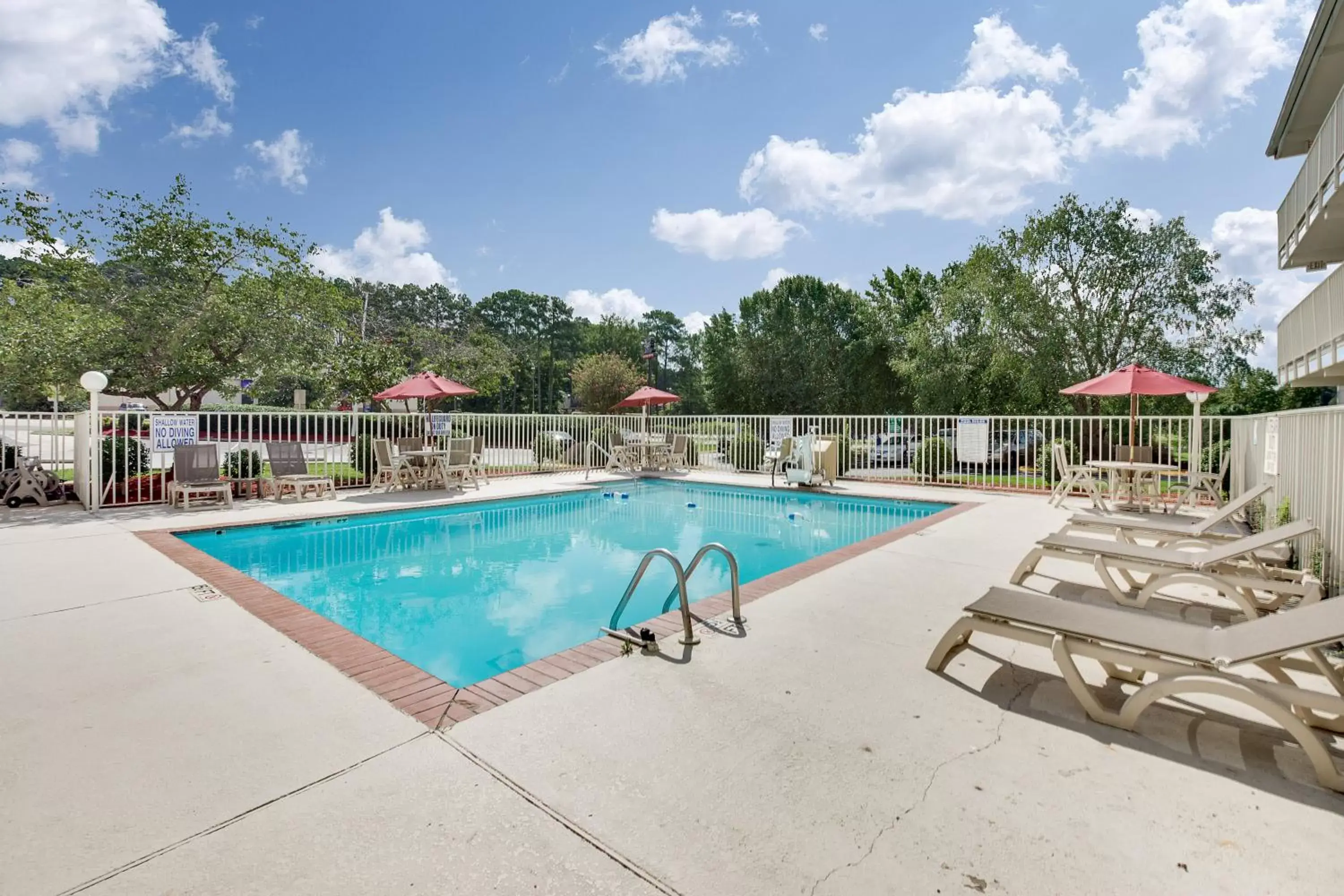 Swimming pool, Property Building in Motel 6-Columbus, OH - West