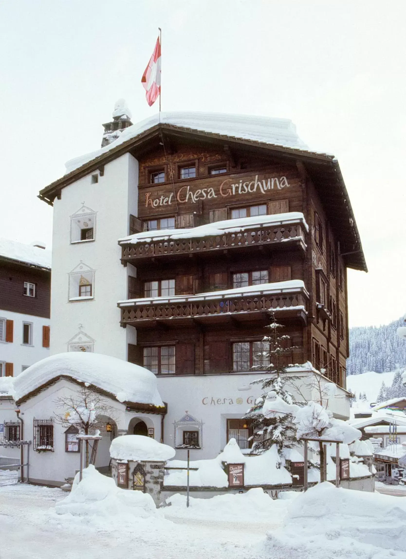 Facade/entrance, Winter in Hotel Chesa Grischuna