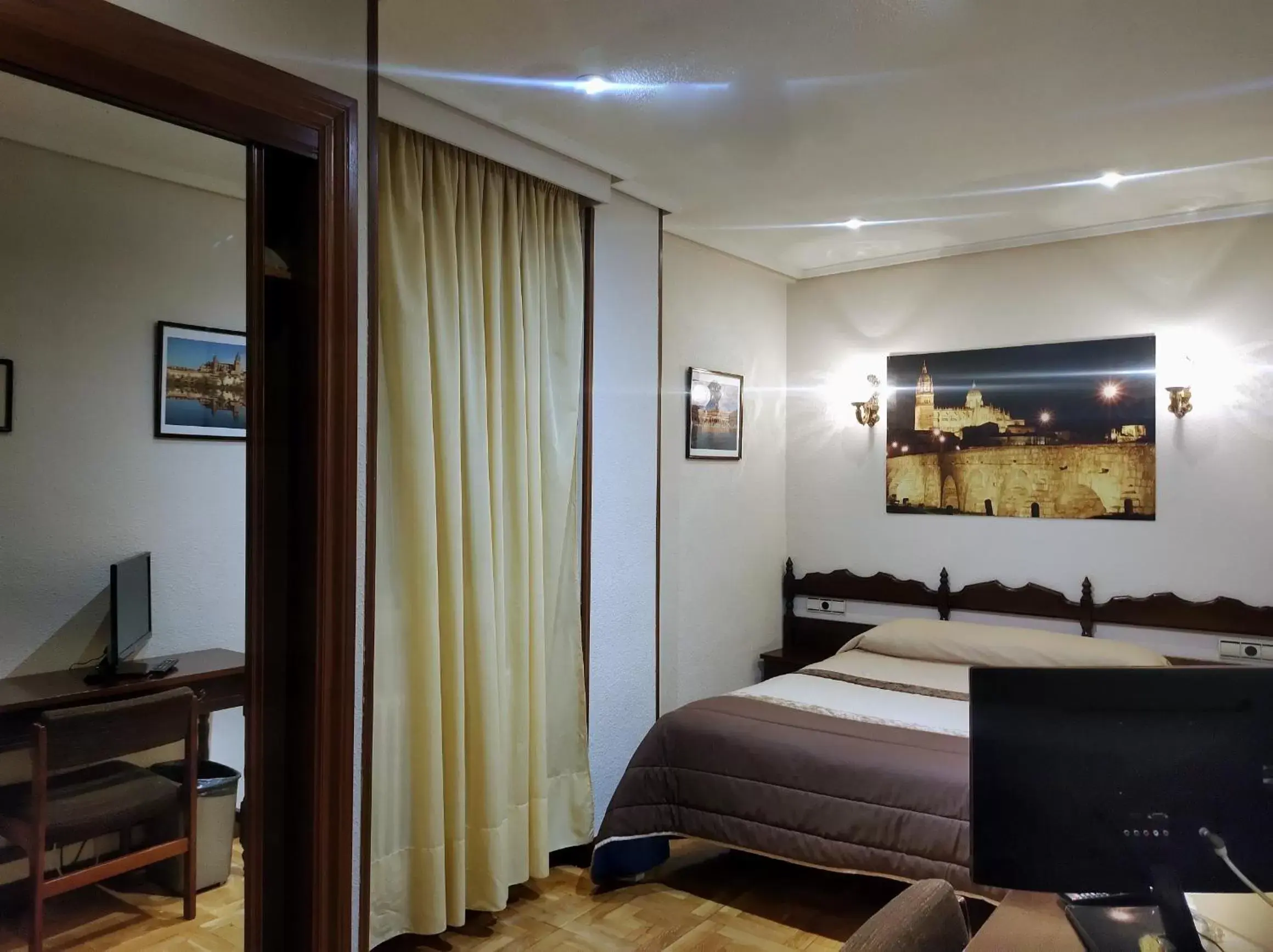 wardrobe, Bed in Hotel Residencia Castellano I