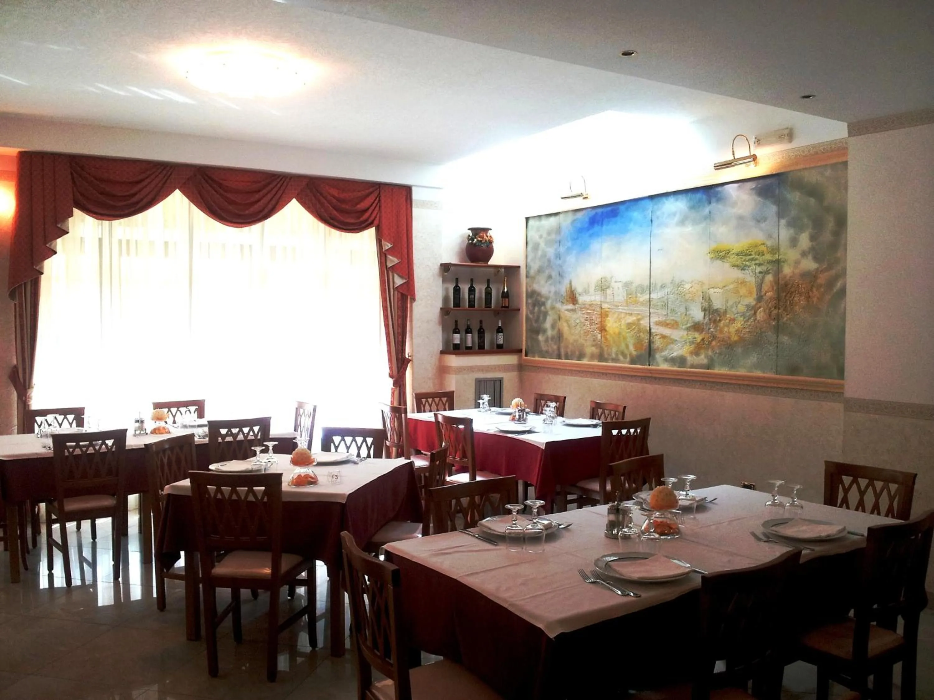 Restaurant/places to eat in Hotel Euro