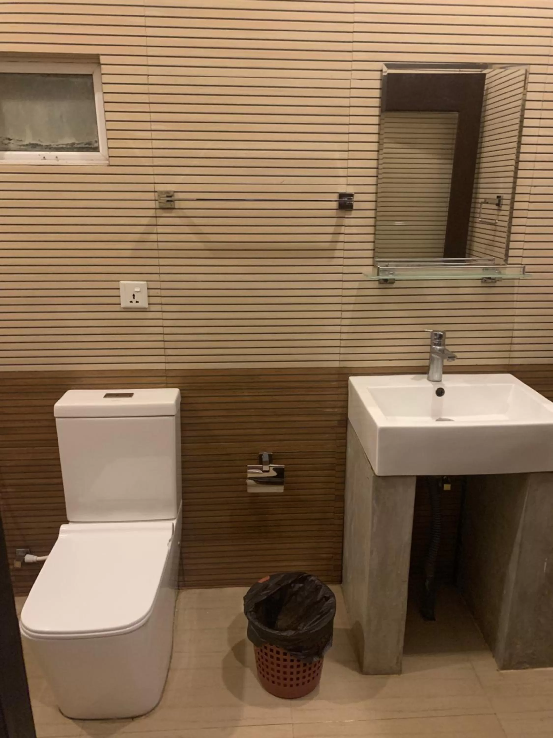 Toilet in Sunrise Palace Negombo