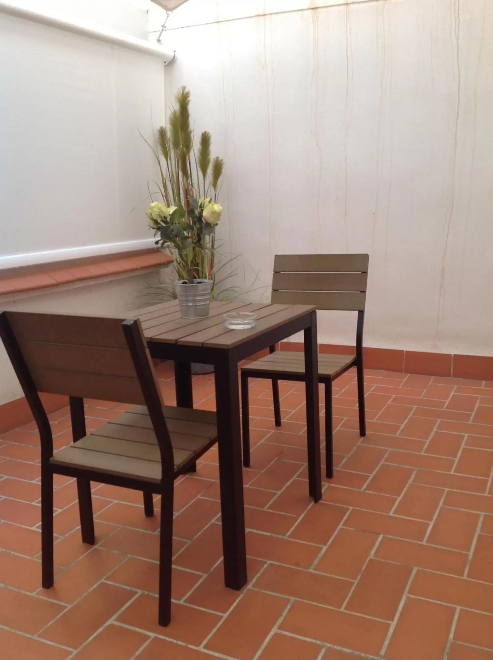 Patio, Dining Area in Hotel Madanis Liceo