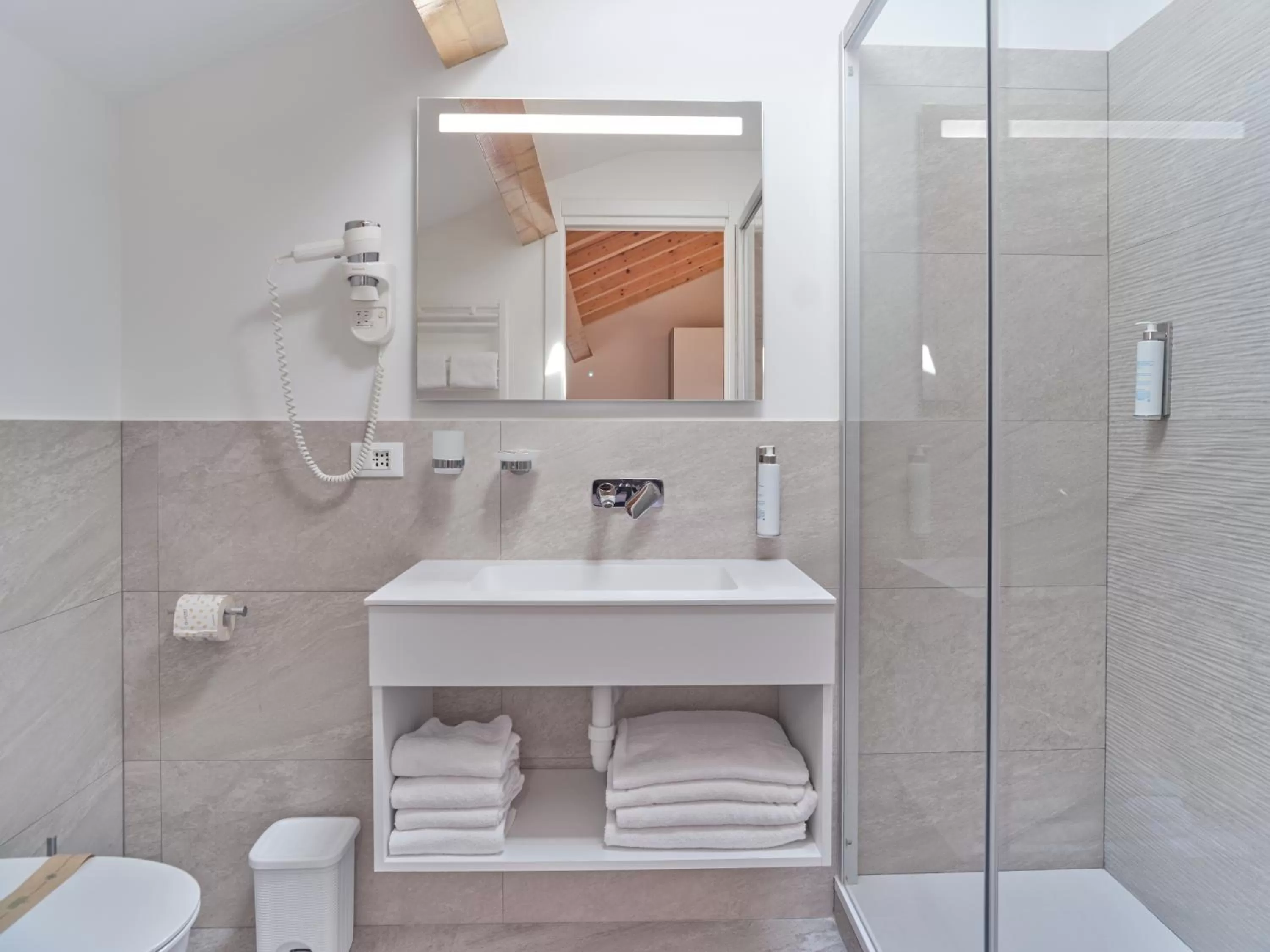 Shower in Hotel Medusa